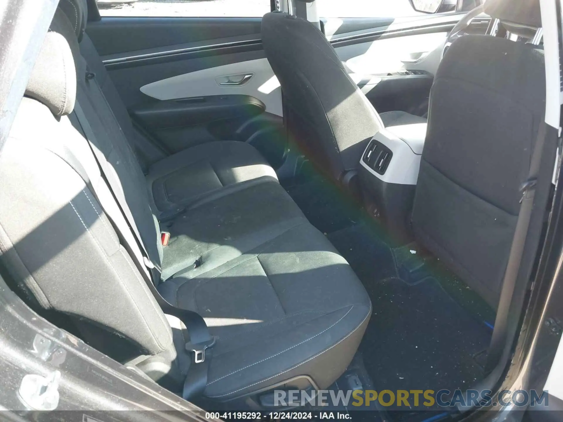 8 Photograph of a damaged car 5NMJB3AE3NH017750 HYUNDAI TUCSON 2022