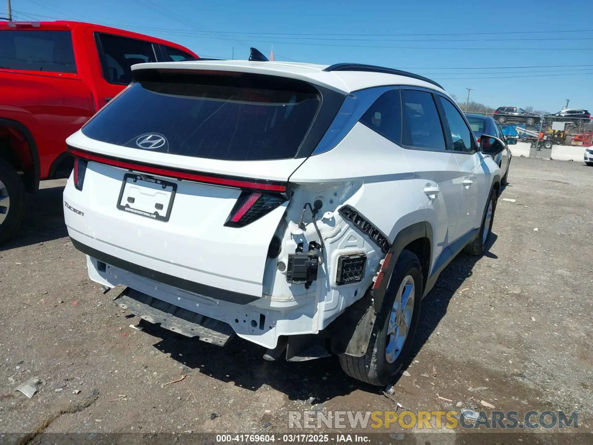 4 Photograph of a damaged car 5NMJB3AE3NH070982 HYUNDAI TUCSON 2022
