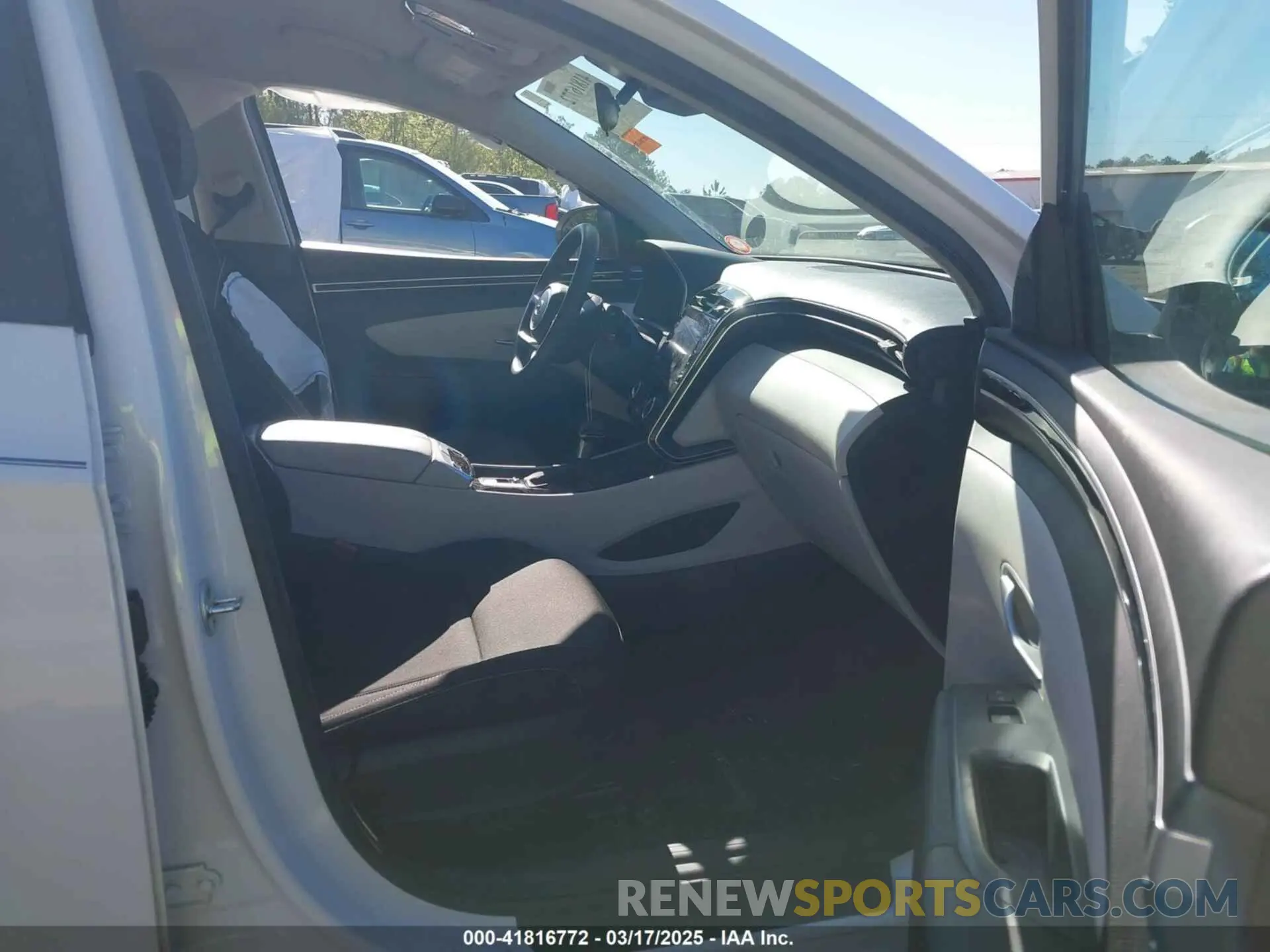 5 Photograph of a damaged car 5NMJB3AE4NH057254 HYUNDAI TUCSON 2022