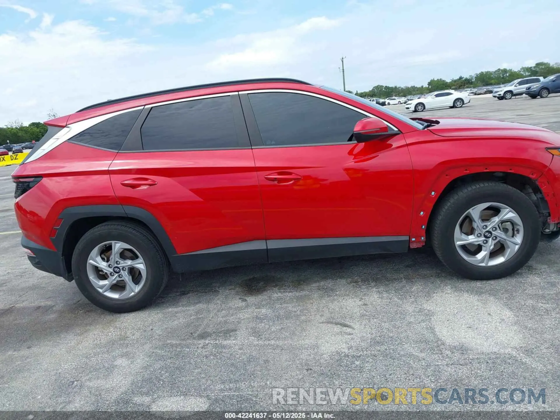 13 Photograph of a damaged car 5NMJB3AE6NH110374 HYUNDAI TUCSON 2022