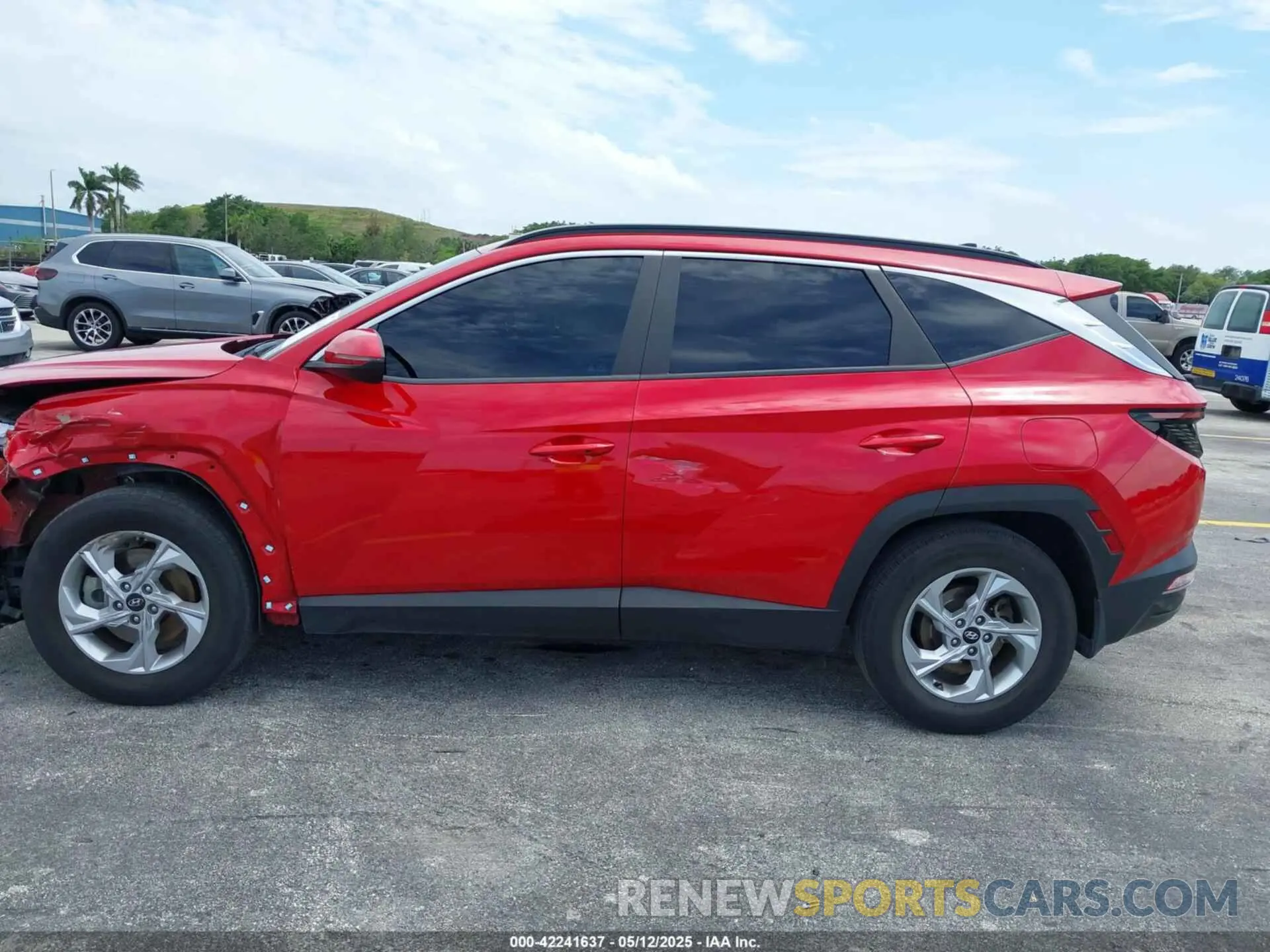 14 Photograph of a damaged car 5NMJB3AE6NH110374 HYUNDAI TUCSON 2022
