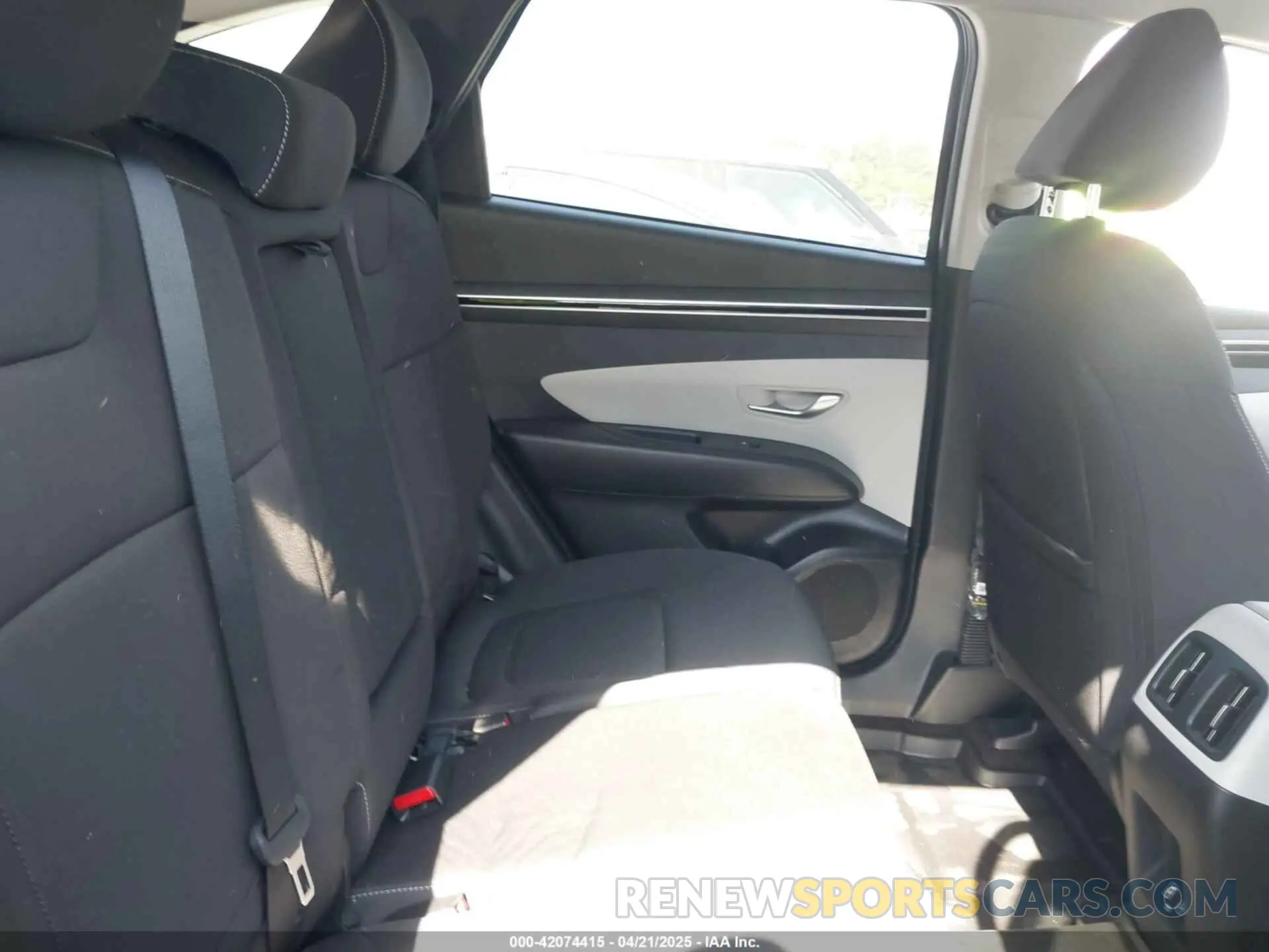 8 Photograph of a damaged car 5NMJB3AE6NH160109 HYUNDAI TUCSON 2022