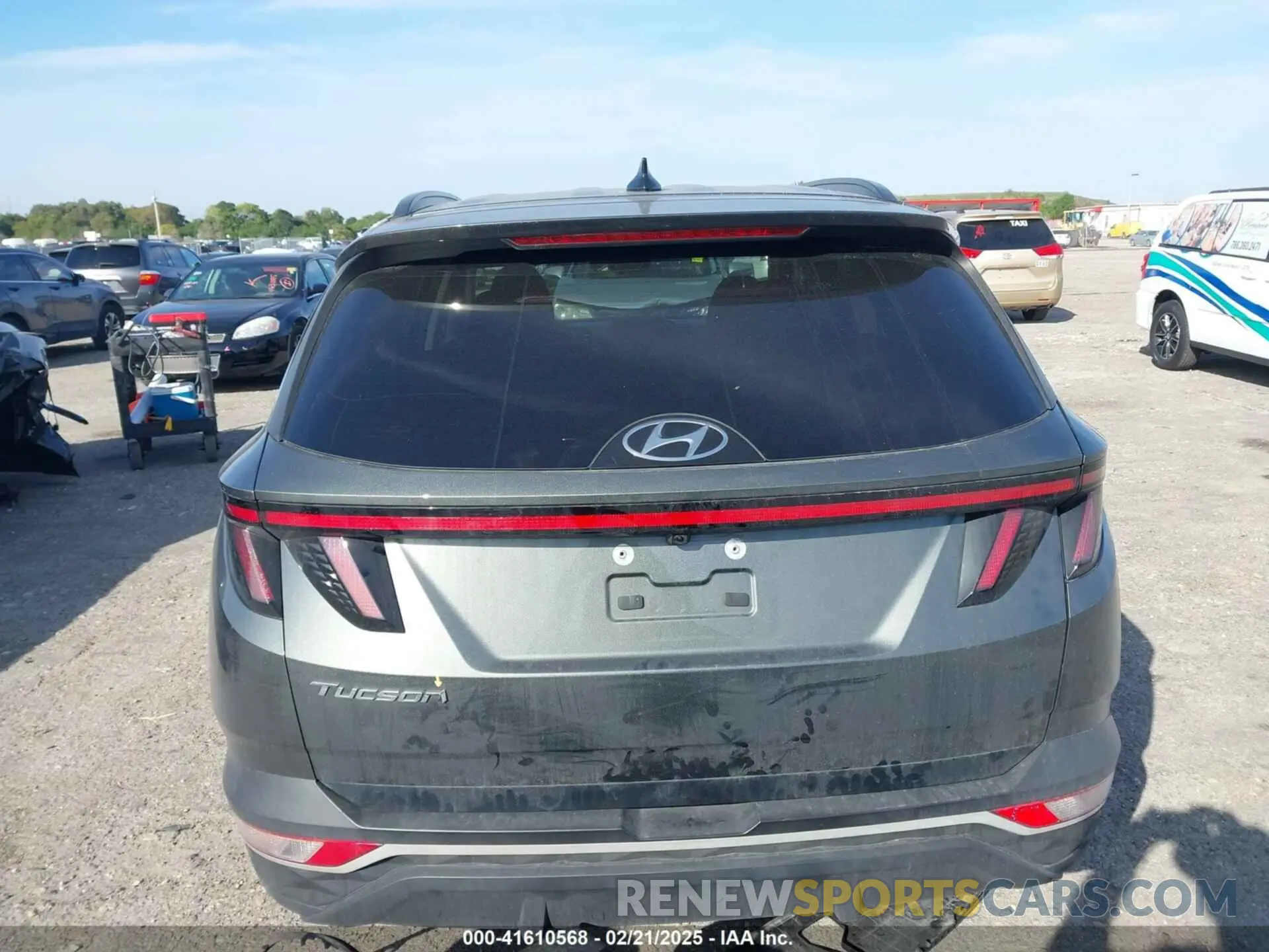 17 Photograph of a damaged car 5NMJB3AE7NH057183 HYUNDAI TUCSON 2022