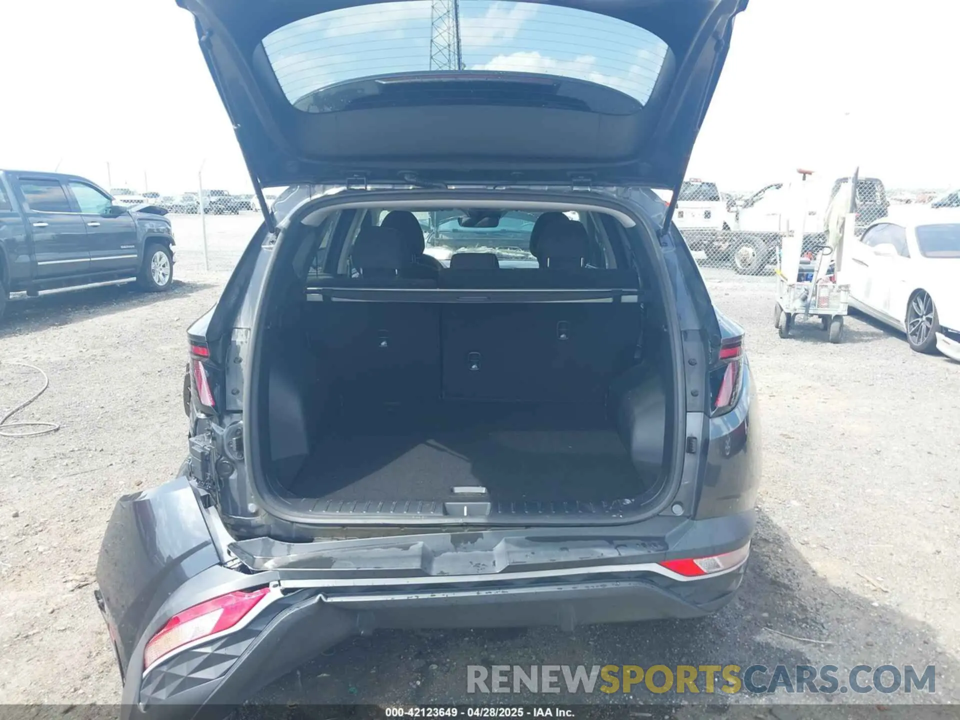 17 Photograph of a damaged car 5NMJB3AE7NH064439 HYUNDAI TUCSON 2022