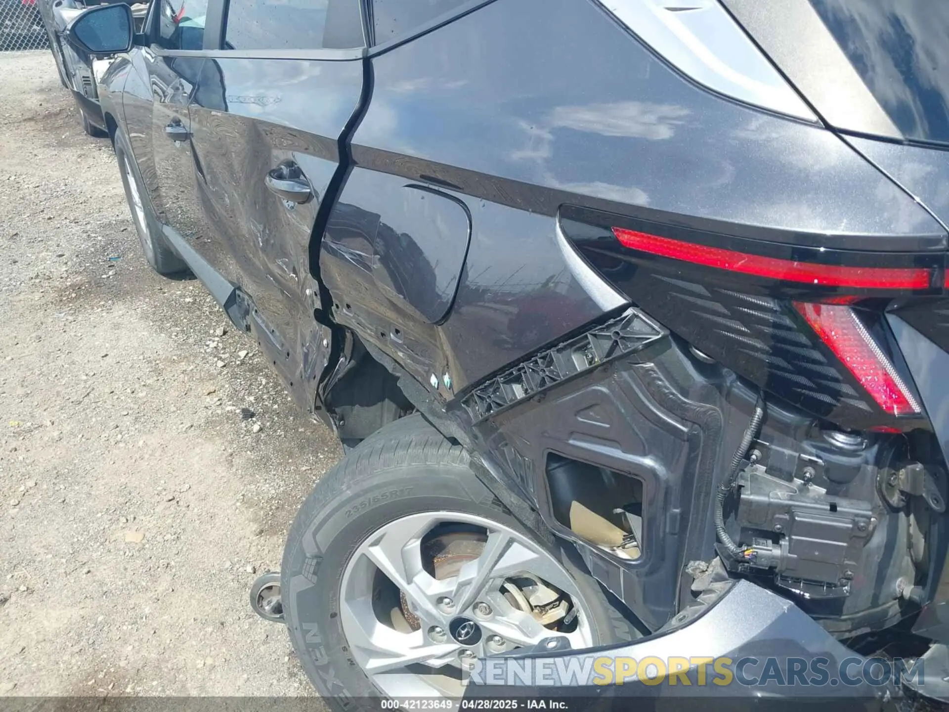 18 Photograph of a damaged car 5NMJB3AE7NH064439 HYUNDAI TUCSON 2022