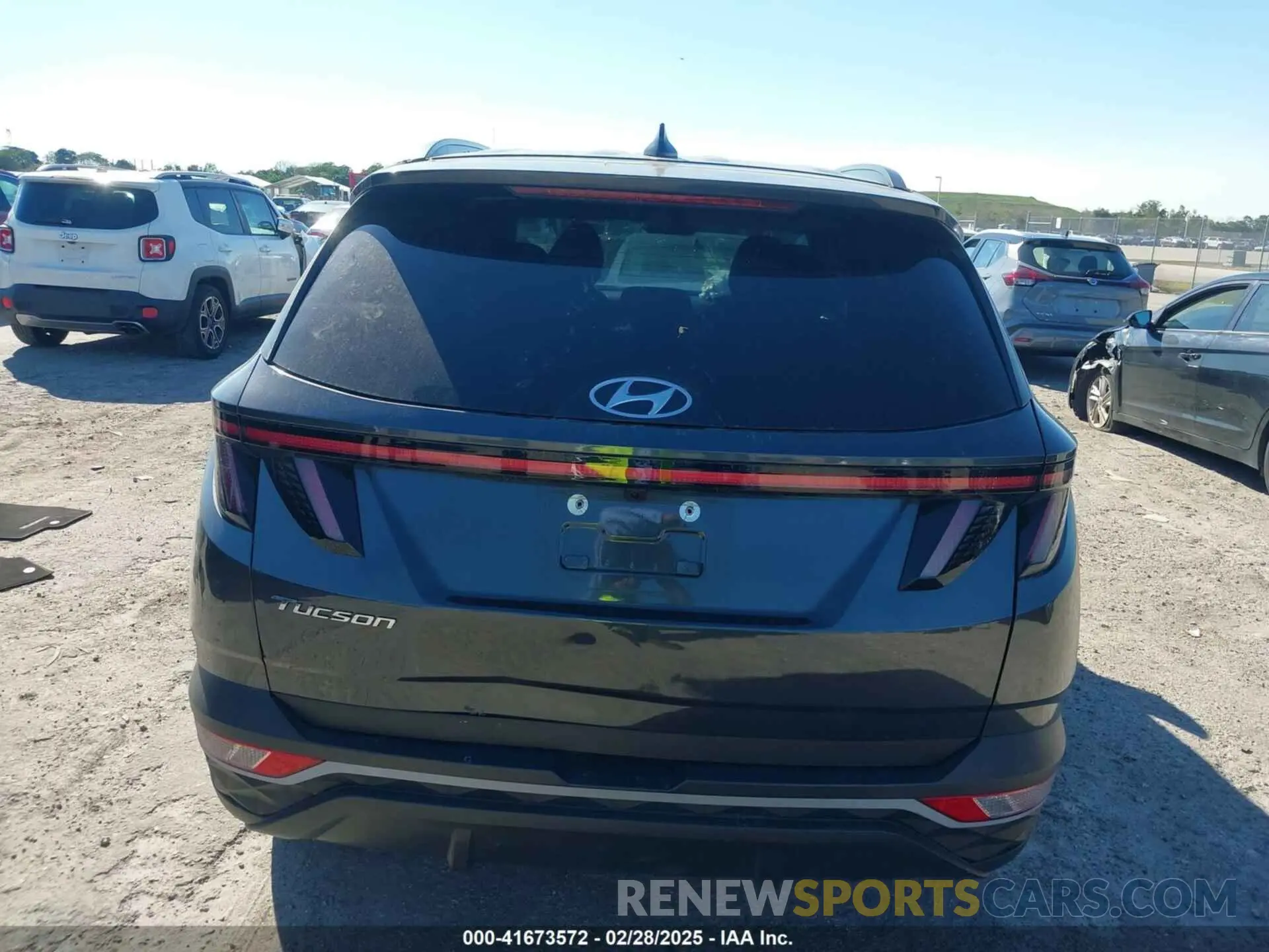 17 Photograph of a damaged car 5NMJB3AE7NH065963 HYUNDAI TUCSON 2022