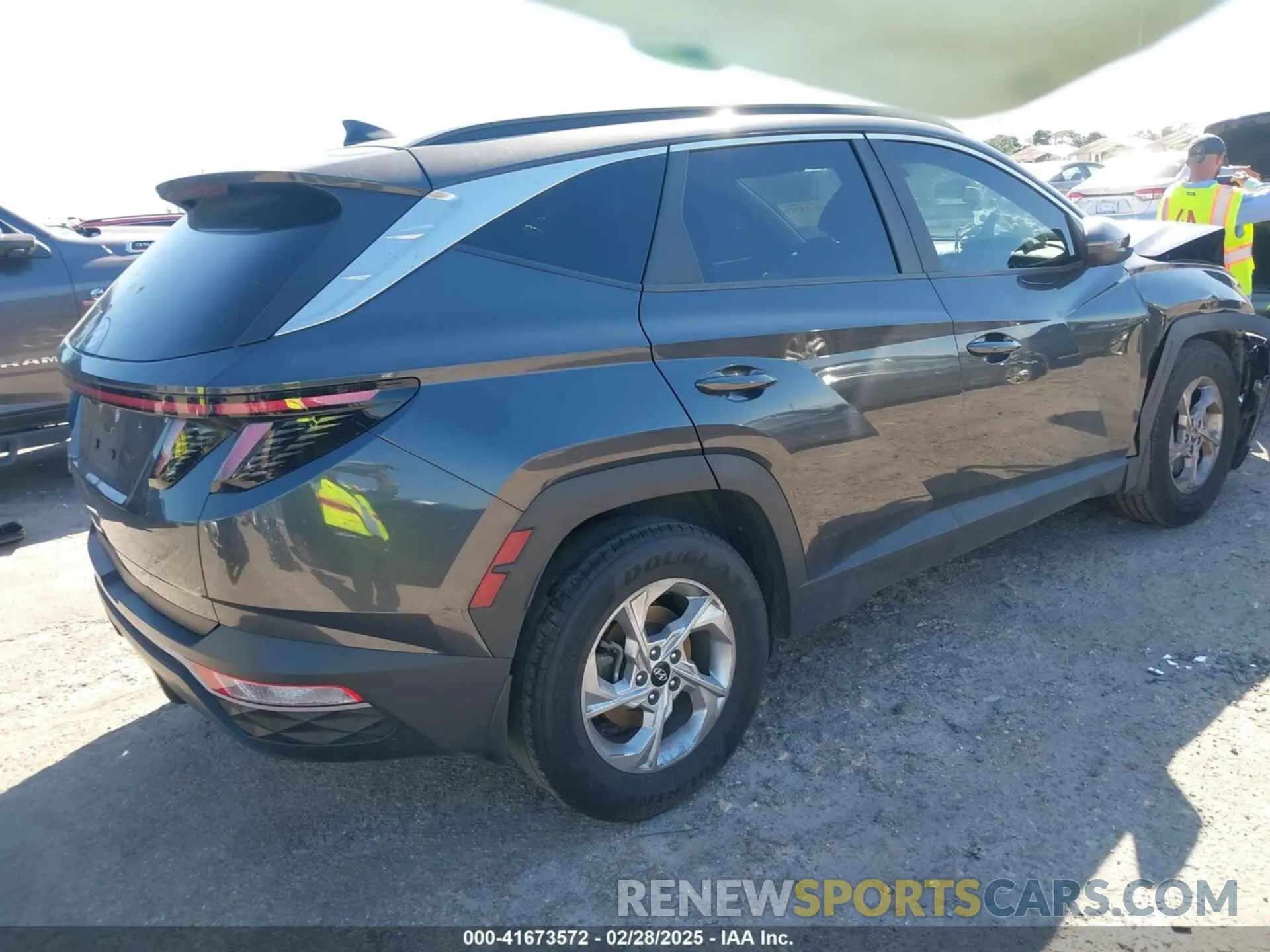 4 Photograph of a damaged car 5NMJB3AE7NH065963 HYUNDAI TUCSON 2022
