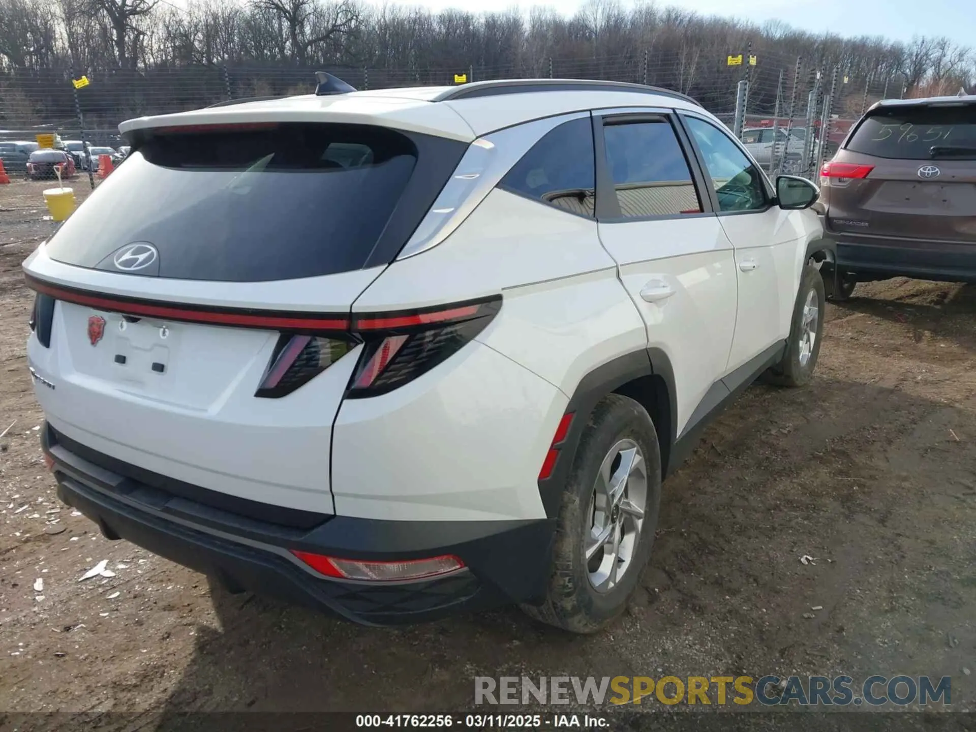 4 Photograph of a damaged car 5NMJB3AE7NH092712 HYUNDAI TUCSON 2022