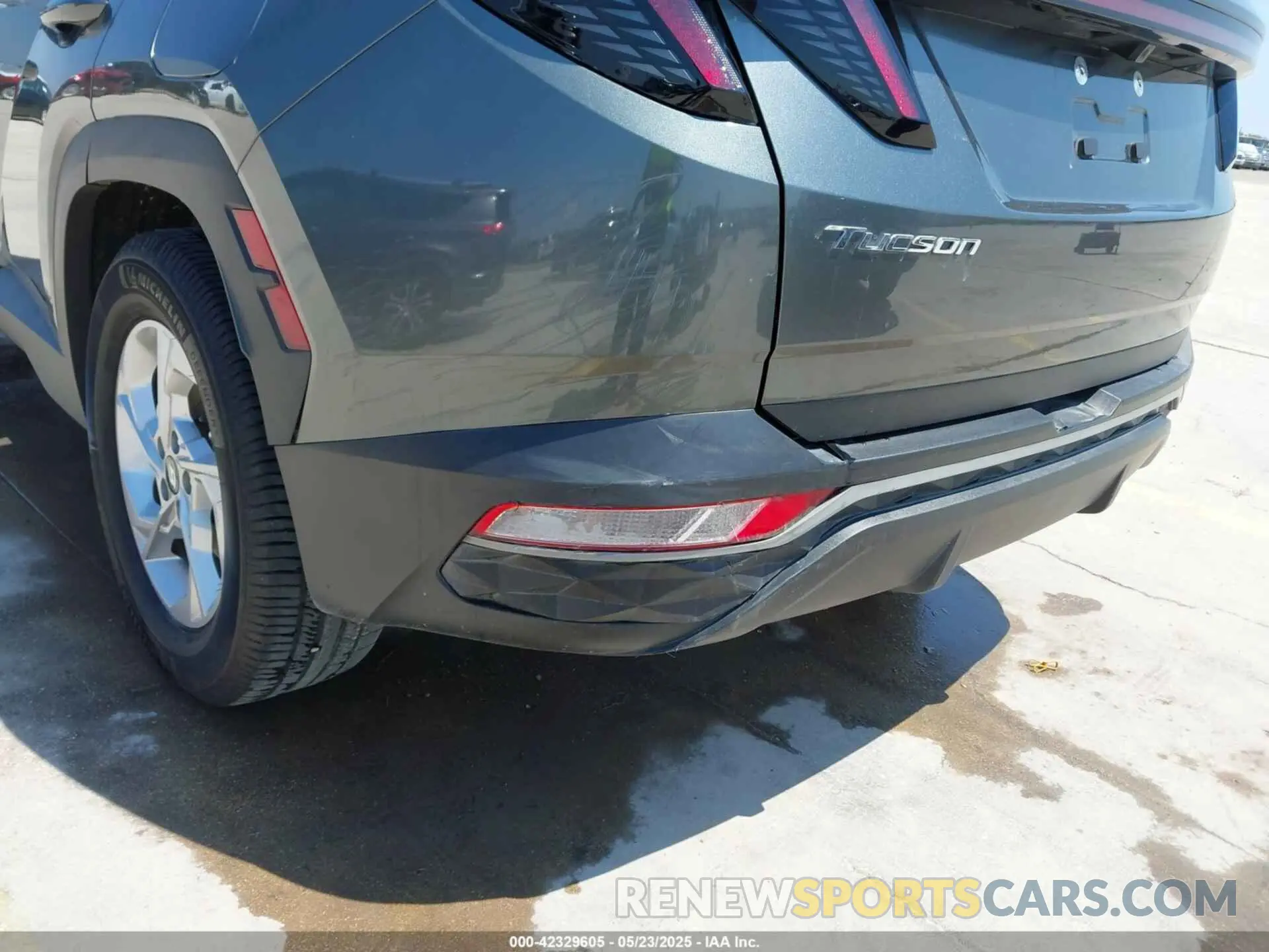 17 Photograph of a damaged car 5NMJB3AE8NH122686 HYUNDAI TUCSON 2022