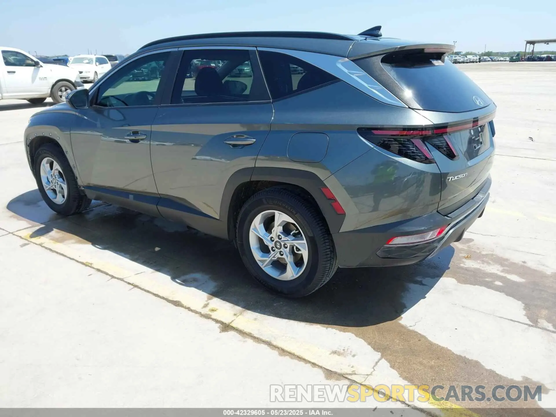3 Photograph of a damaged car 5NMJB3AE8NH122686 HYUNDAI TUCSON 2022
