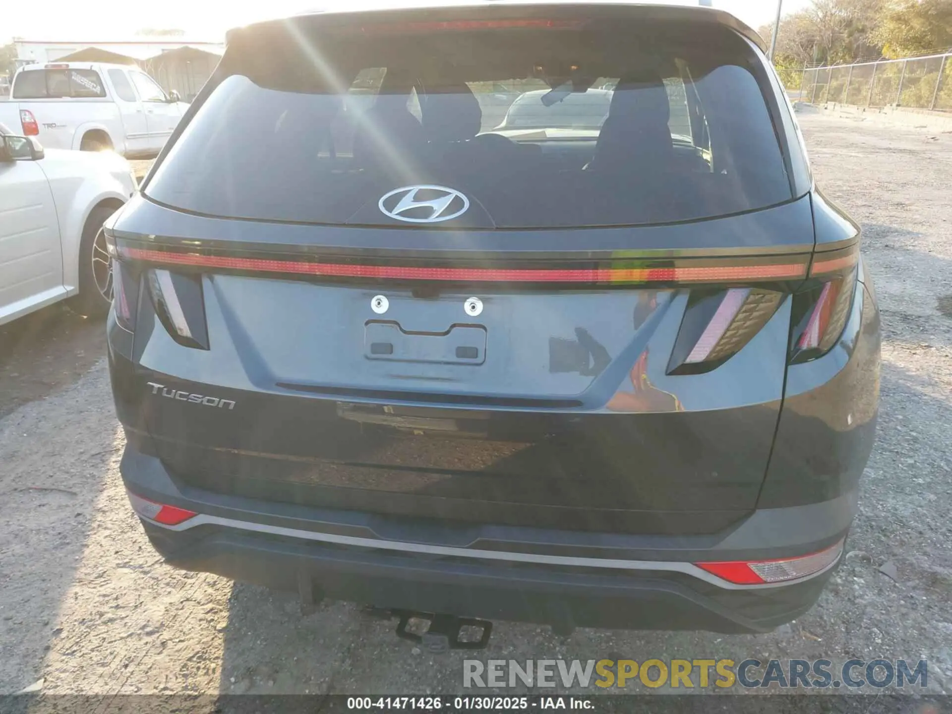 16 Photograph of a damaged car 5NMJB3AE9NH111888 HYUNDAI TUCSON 2022