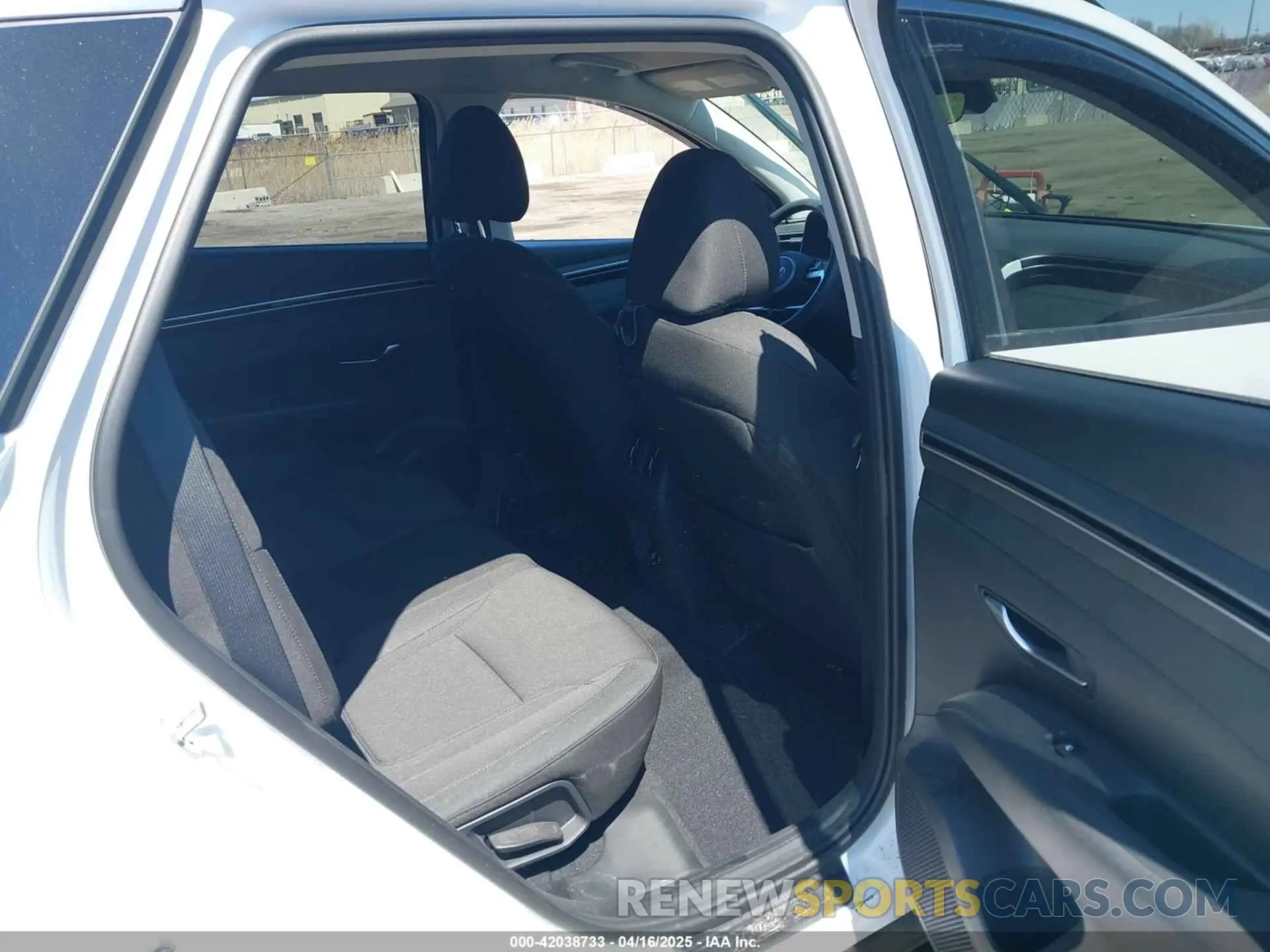 8 Photograph of a damaged car 5NMJBCAE0NH035638 HYUNDAI TUCSON 2022