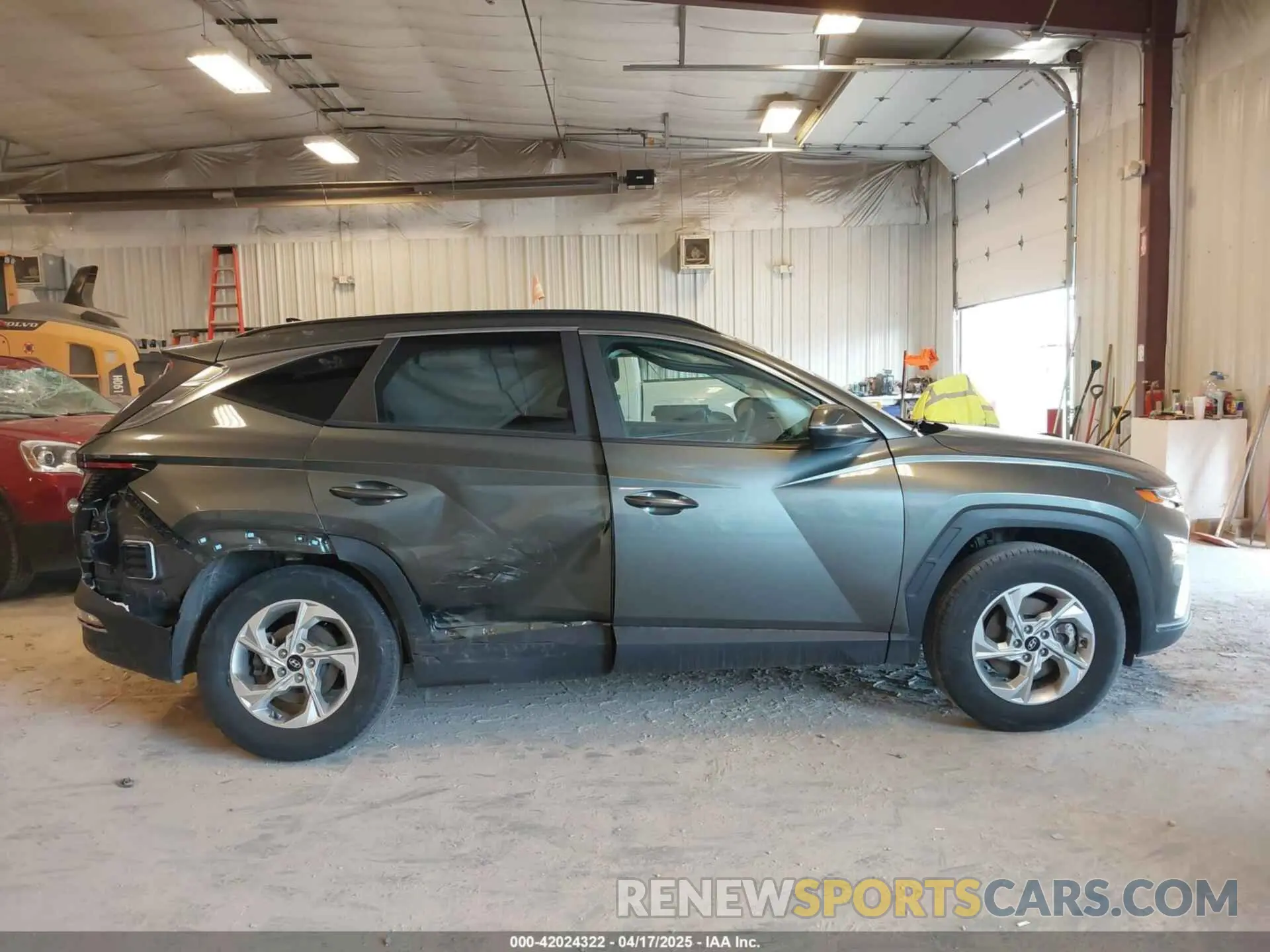 13 Photograph of a damaged car 5NMJBCAE1NH117460 HYUNDAI TUCSON 2022