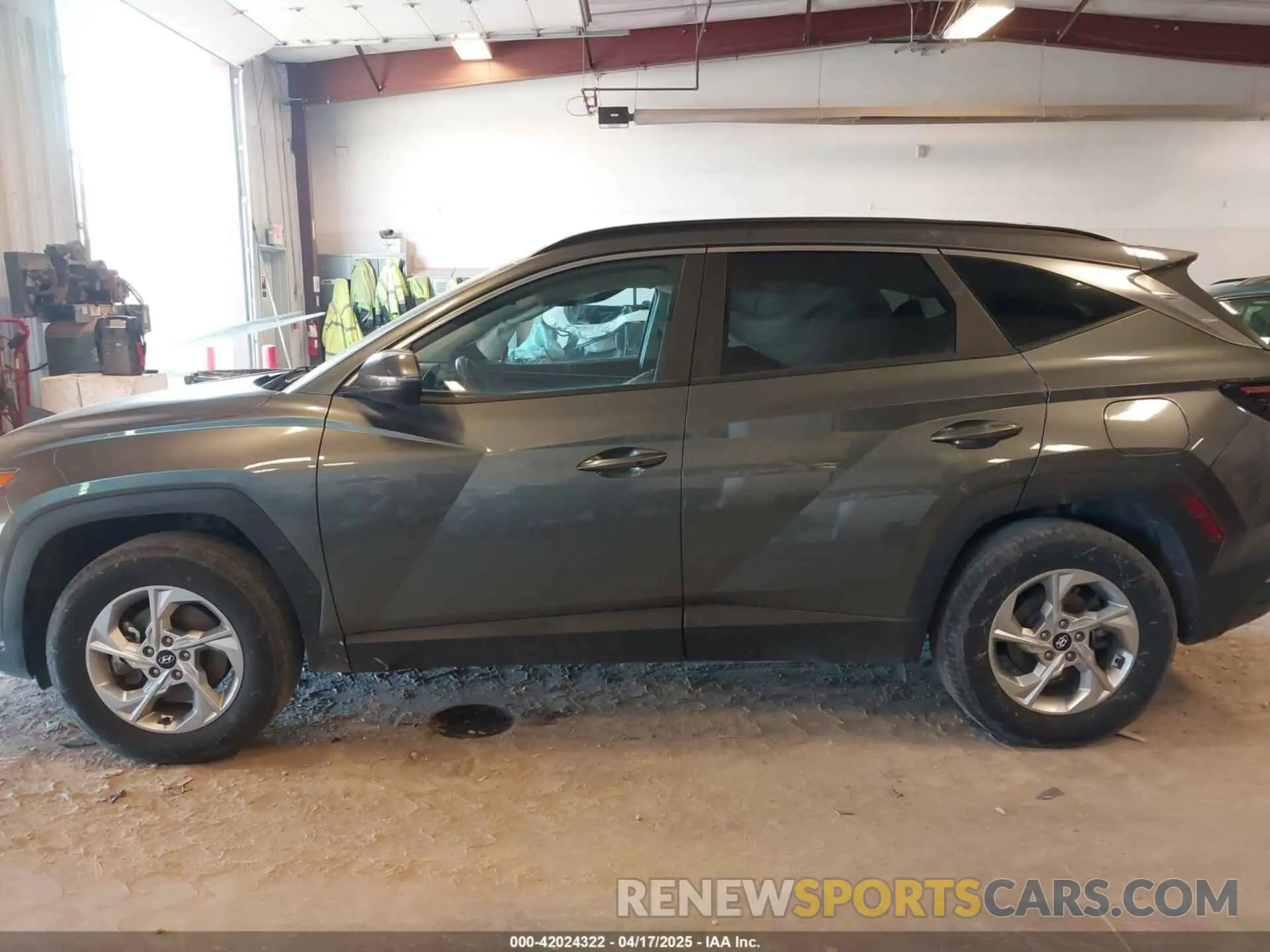 14 Photograph of a damaged car 5NMJBCAE1NH117460 HYUNDAI TUCSON 2022