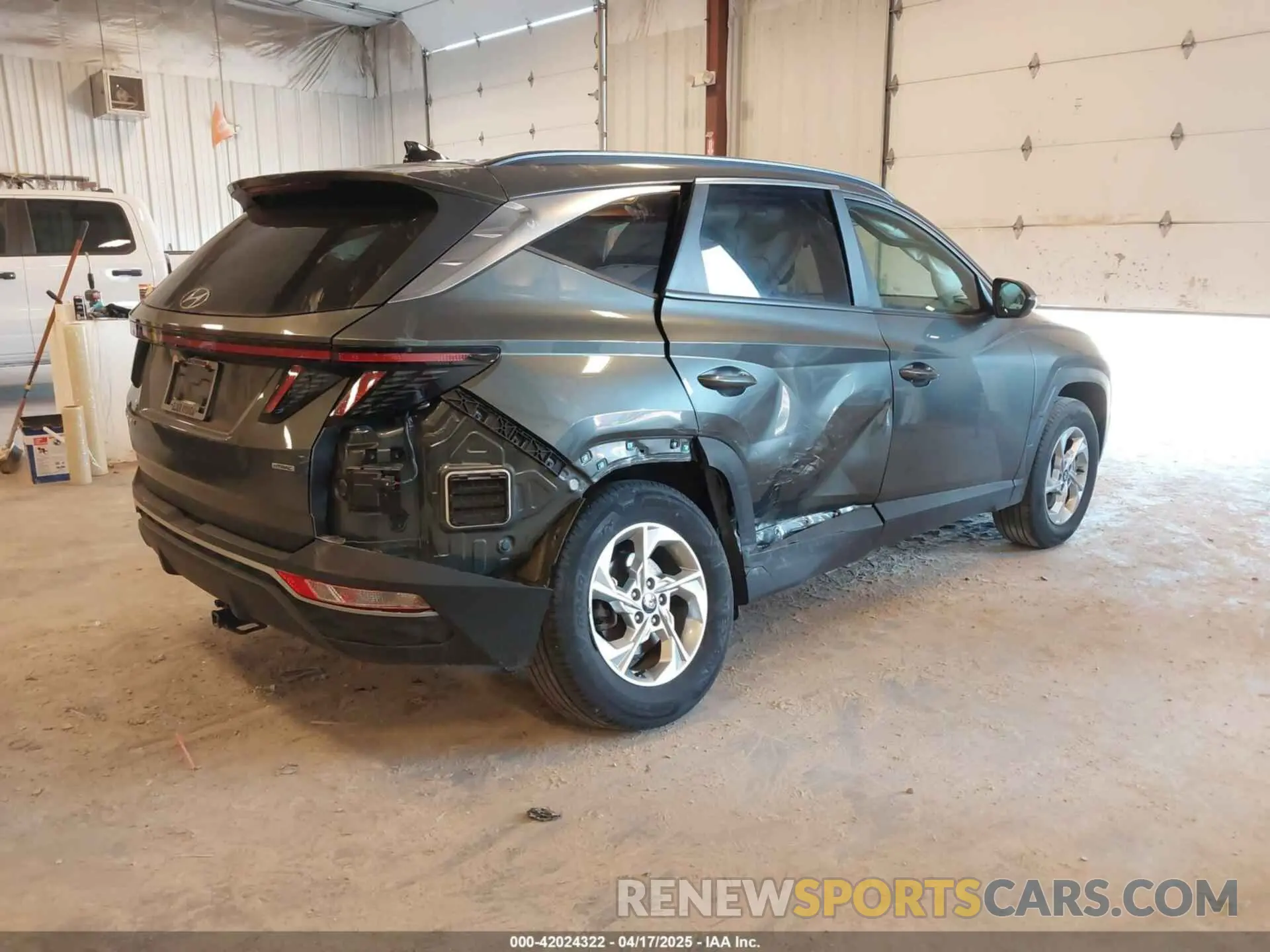 4 Photograph of a damaged car 5NMJBCAE1NH117460 HYUNDAI TUCSON 2022