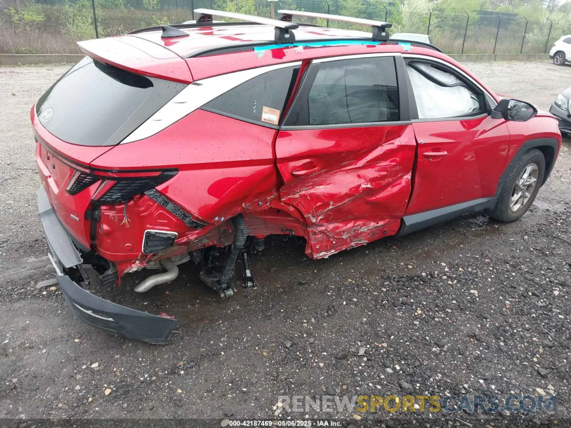 4 Photograph of a damaged car 5NMJBCAE3NH039019 HYUNDAI TUCSON 2022