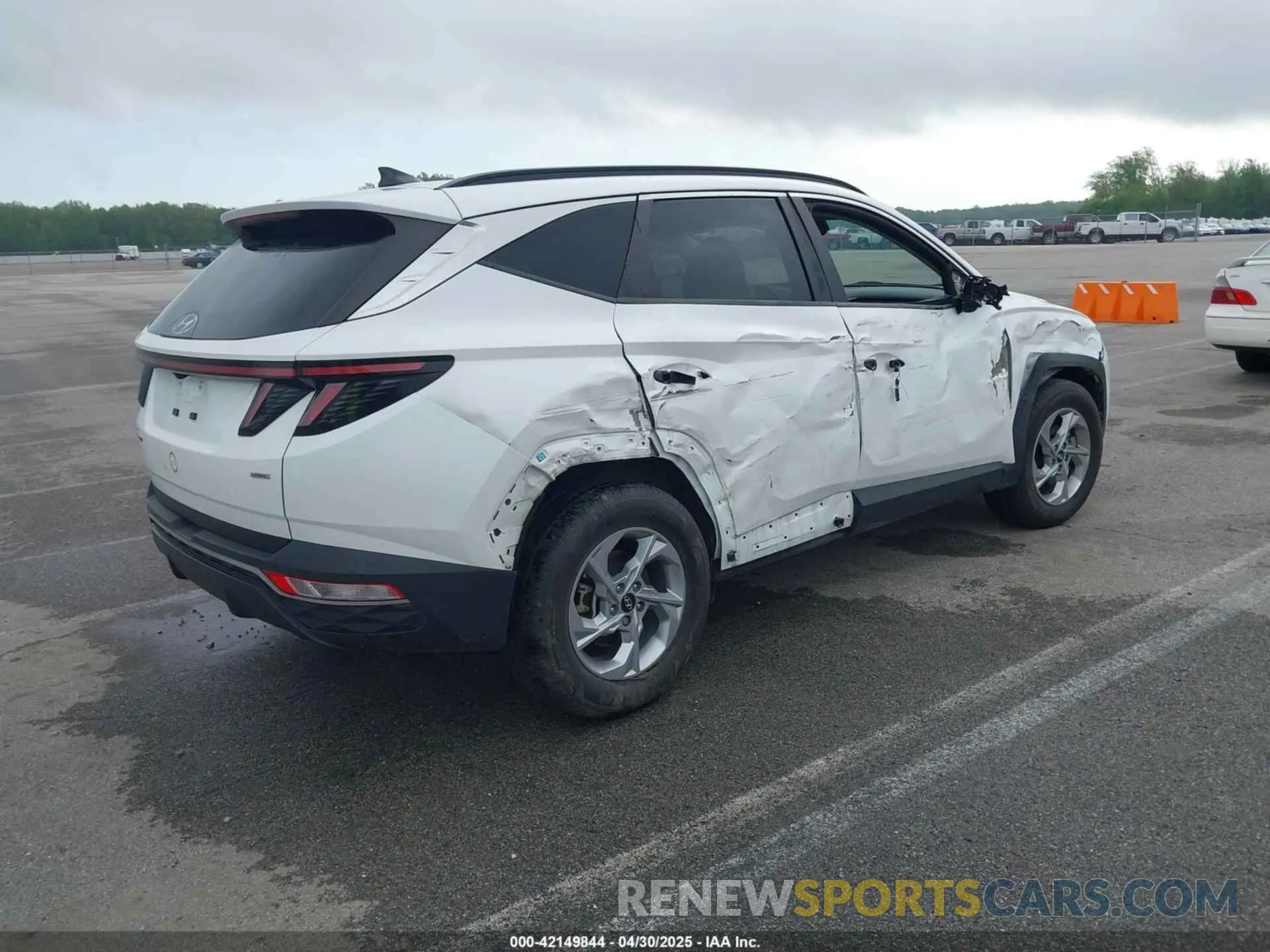 4 Photograph of a damaged car 5NMJBCAE4NH093249 HYUNDAI TUCSON 2022