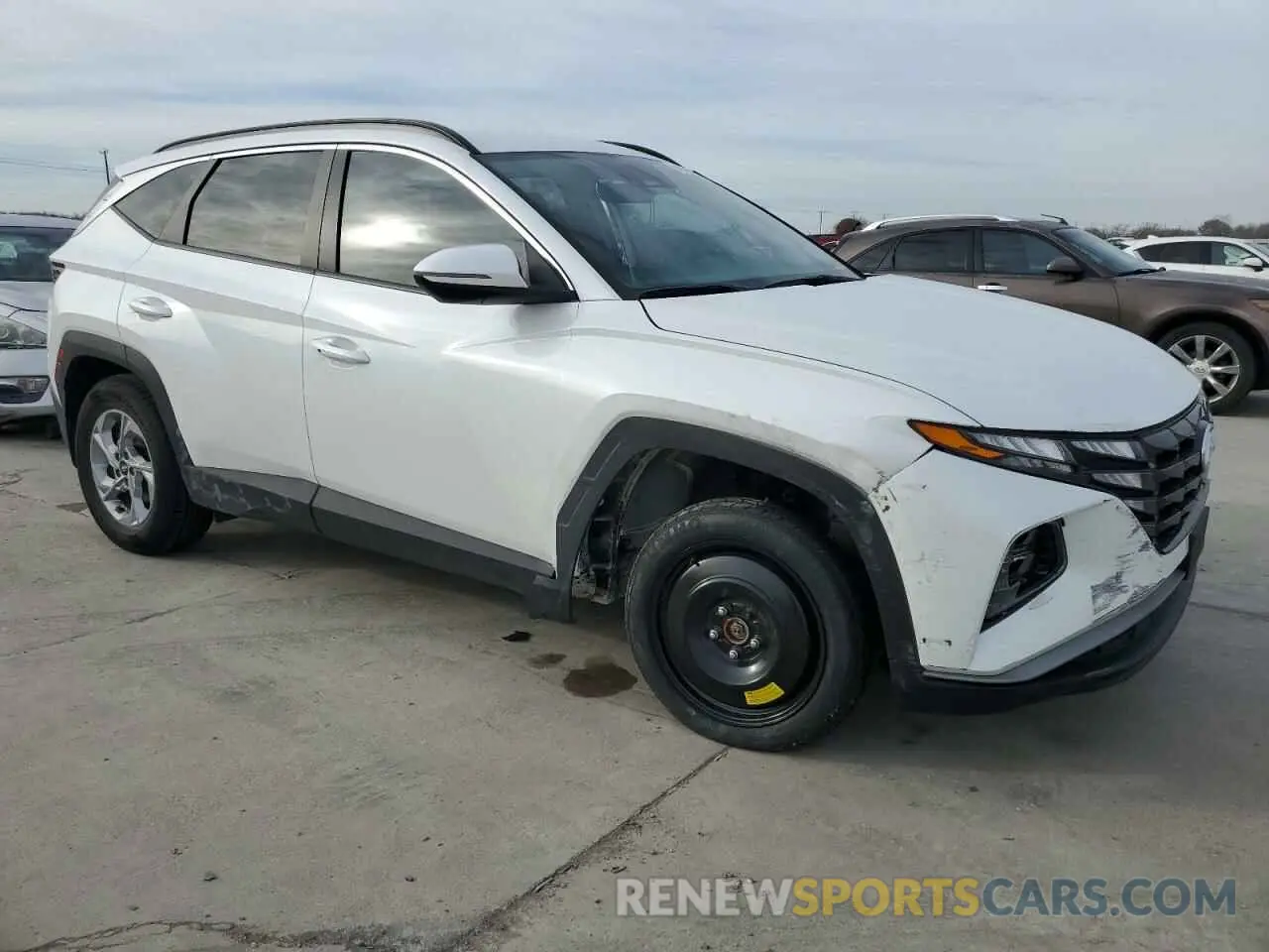 4 Photograph of a damaged car 5NMJBCAE4NH116741 HYUNDAI TUCSON 2022