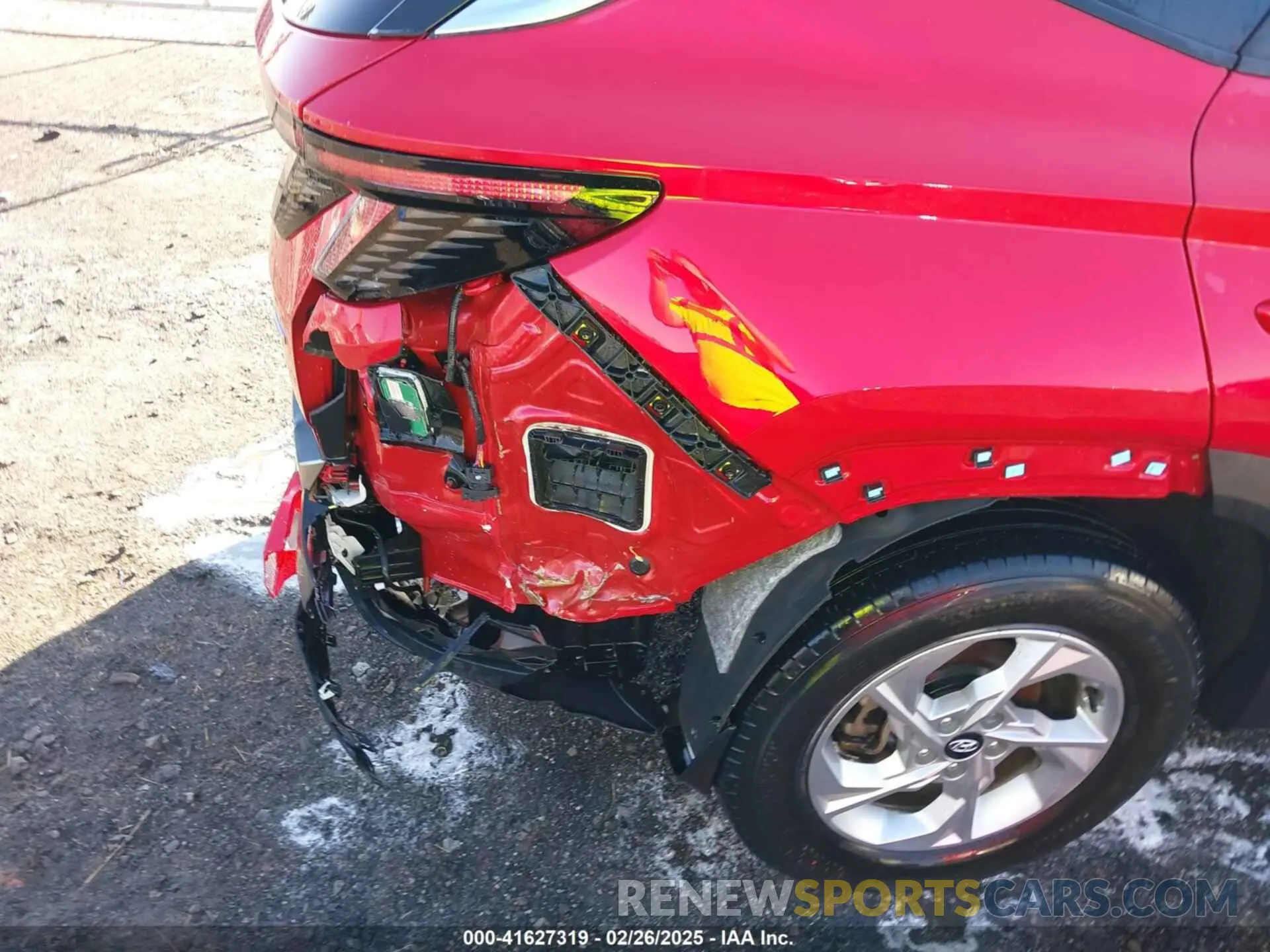 17 Photograph of a damaged car 5NMJBCAE4NH150193 HYUNDAI TUCSON 2022