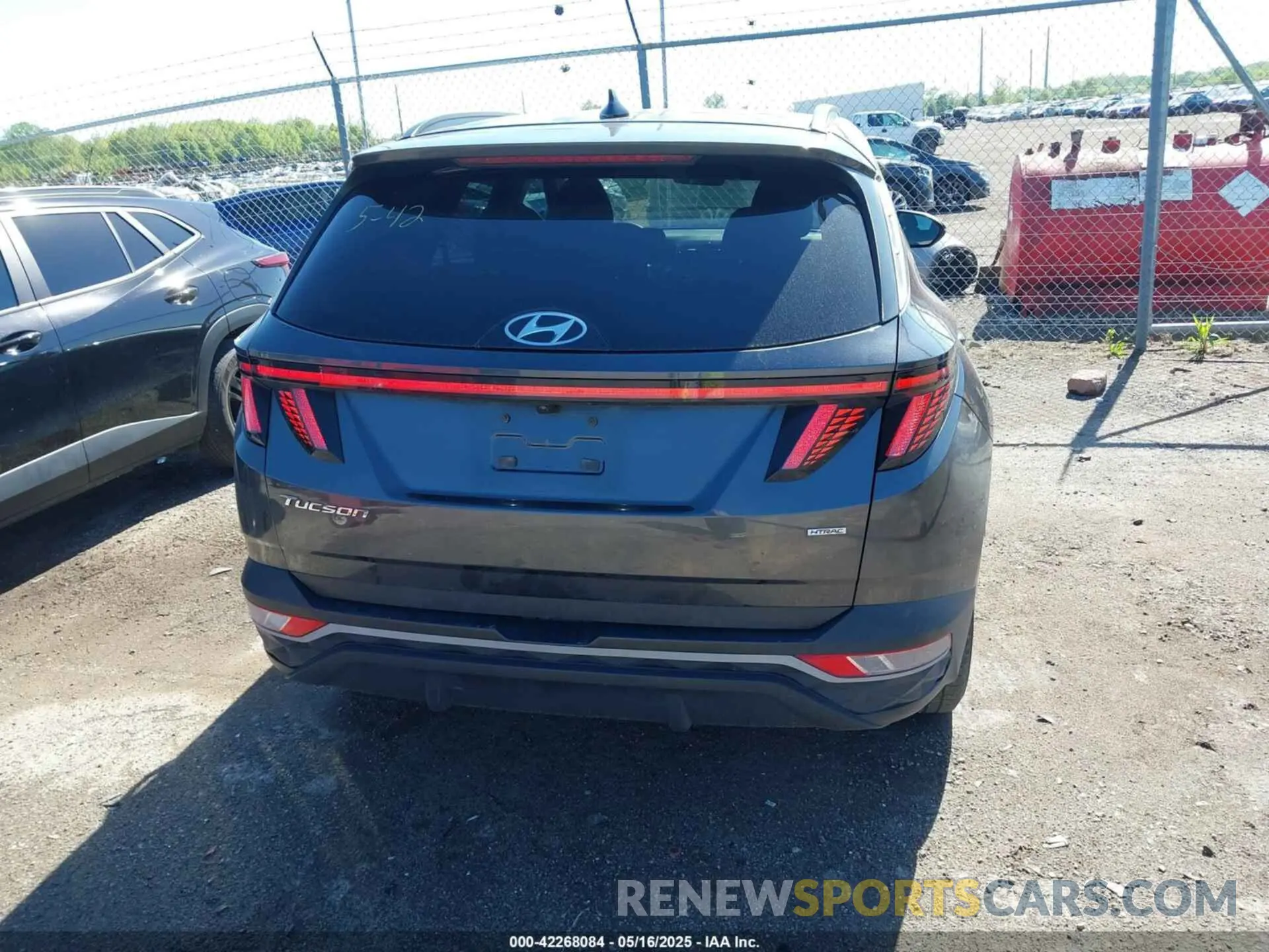 16 Photograph of a damaged car 5NMJBCAE5NH026269 HYUNDAI TUCSON 2022