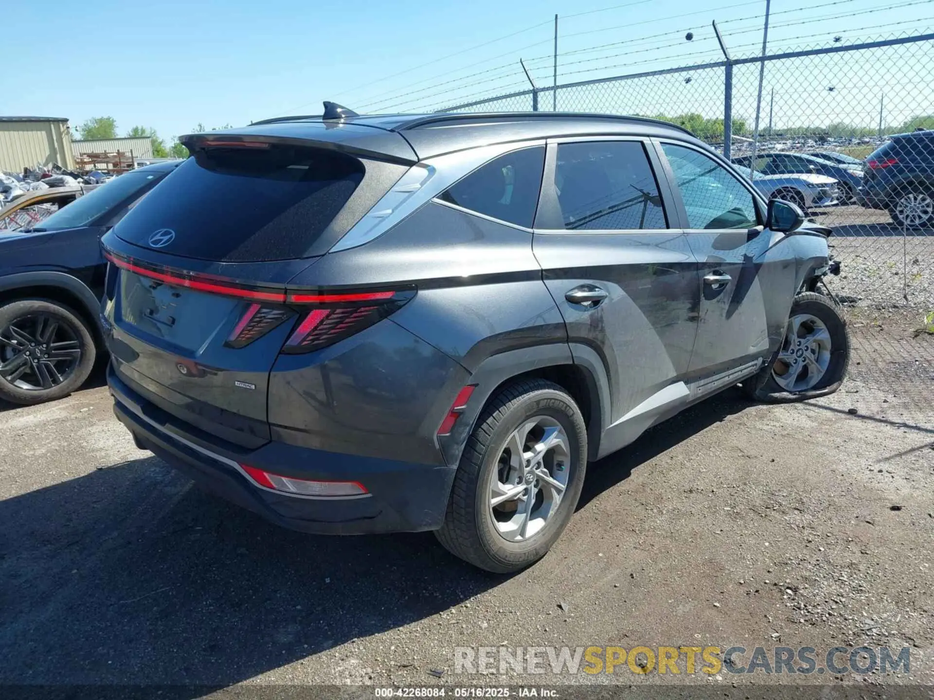 4 Photograph of a damaged car 5NMJBCAE5NH026269 HYUNDAI TUCSON 2022