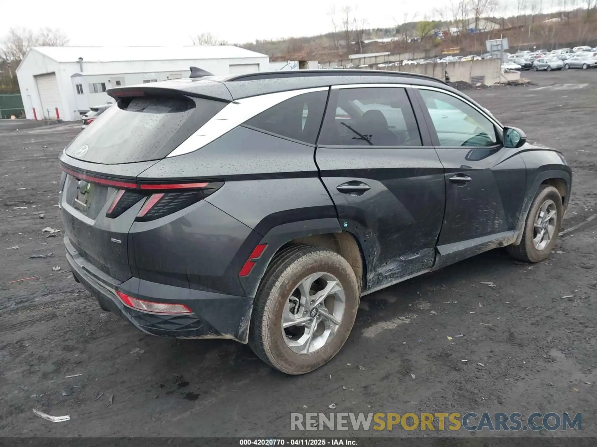 4 Photograph of a damaged car 5NMJBCAE5NH118093 HYUNDAI TUCSON 2022