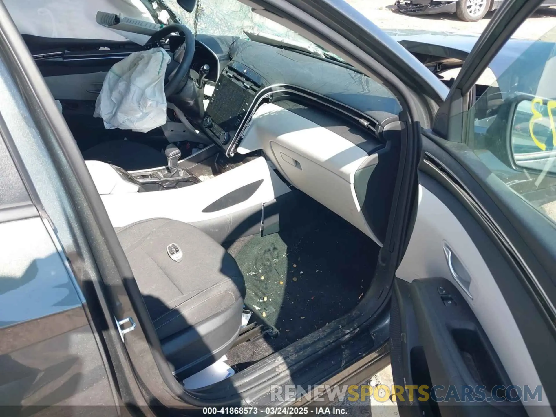 5 Photograph of a damaged car 5NMJBCAE5NH137470 HYUNDAI TUCSON 2022
