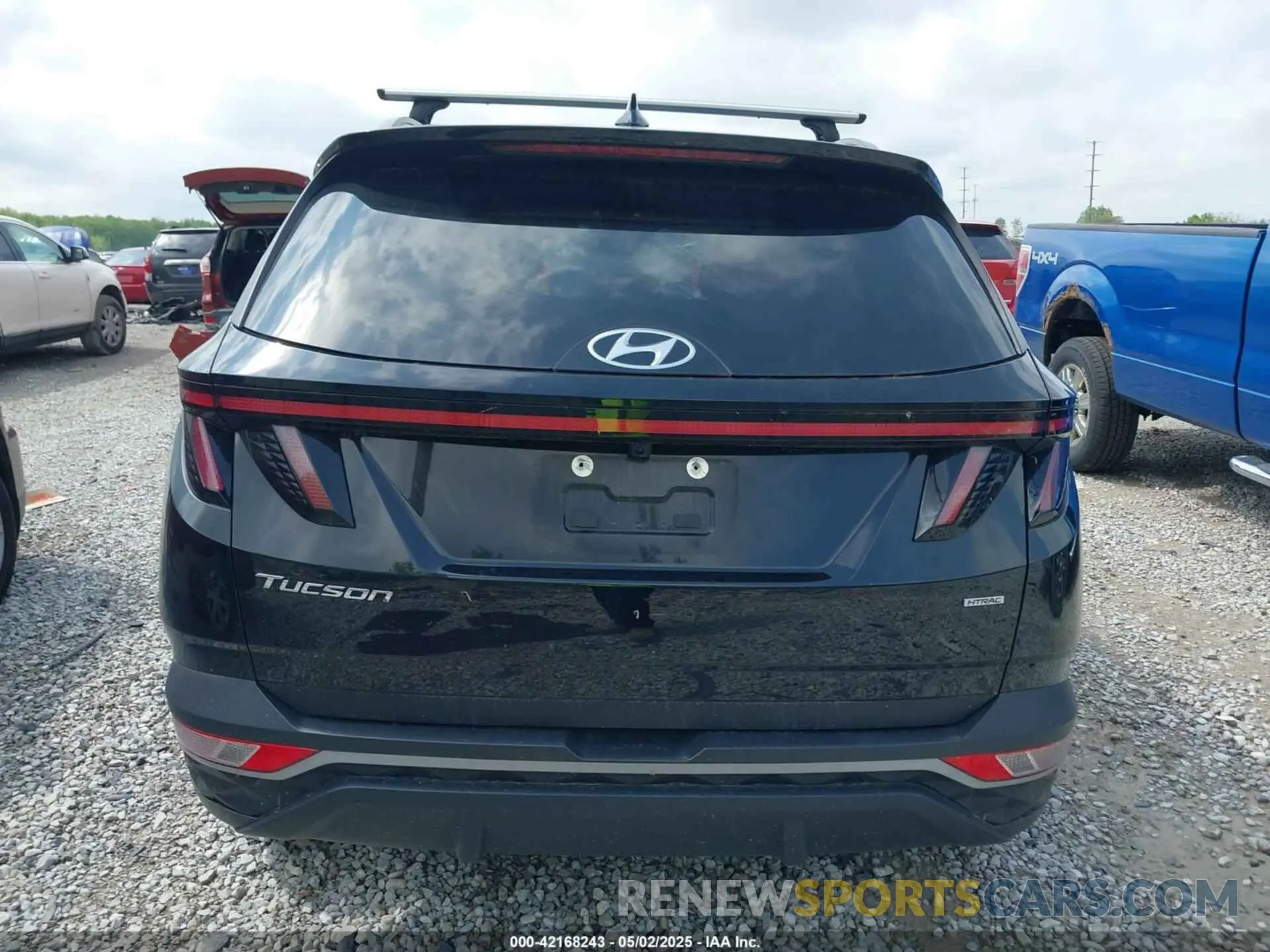17 Photograph of a damaged car 5NMJBCAE7NH109685 HYUNDAI TUCSON 2022