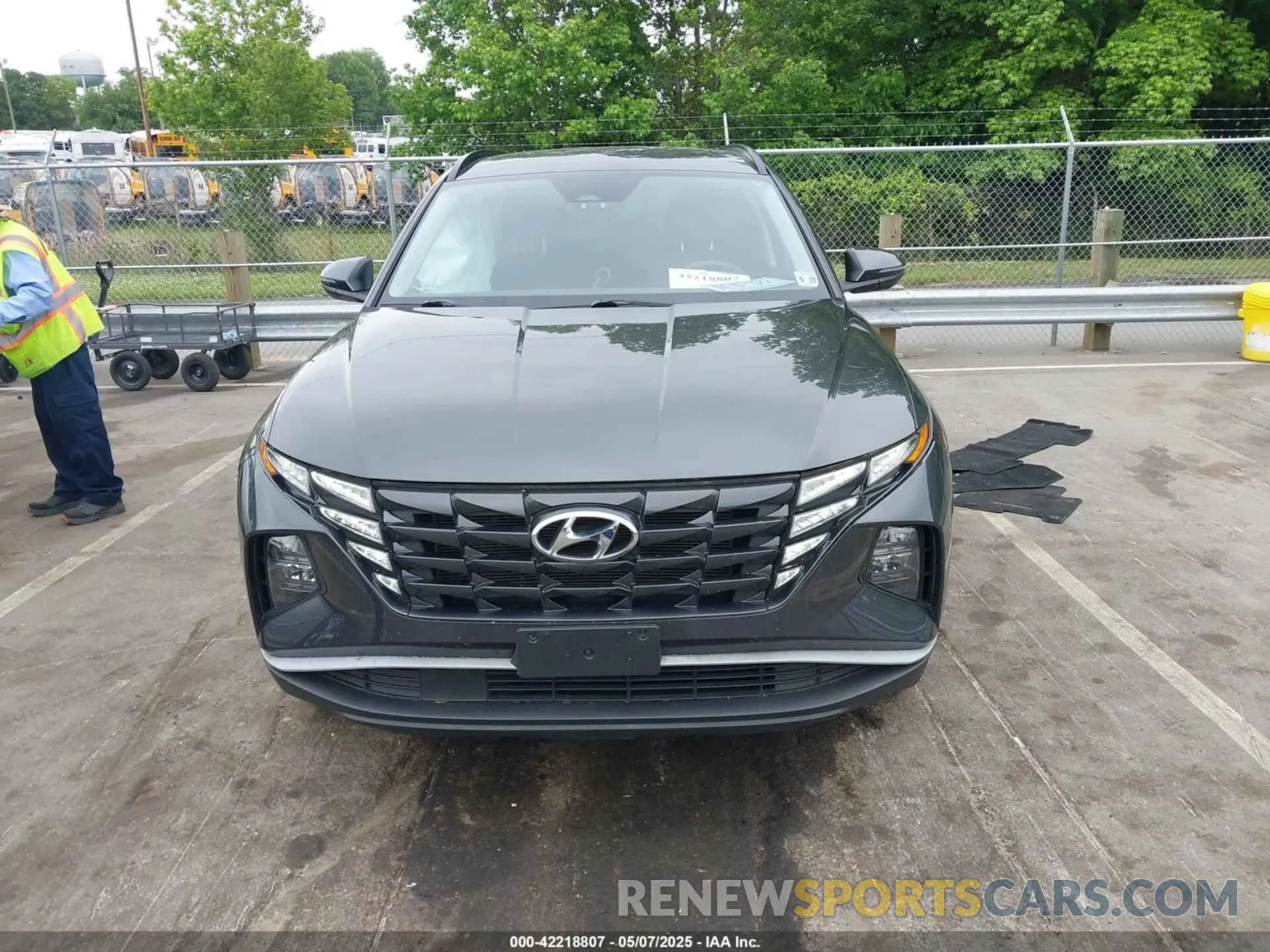 12 Photograph of a damaged car 5NMJBCAE7NH118998 HYUNDAI TUCSON 2022