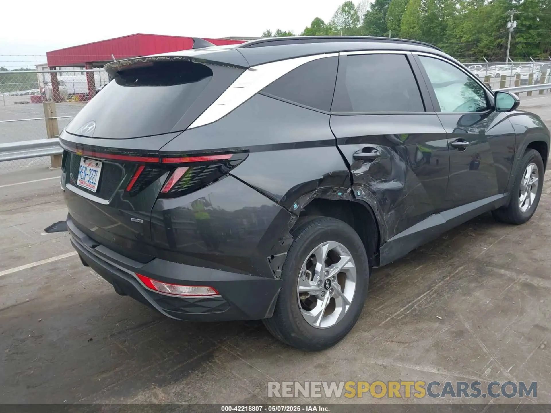 4 Photograph of a damaged car 5NMJBCAE7NH118998 HYUNDAI TUCSON 2022