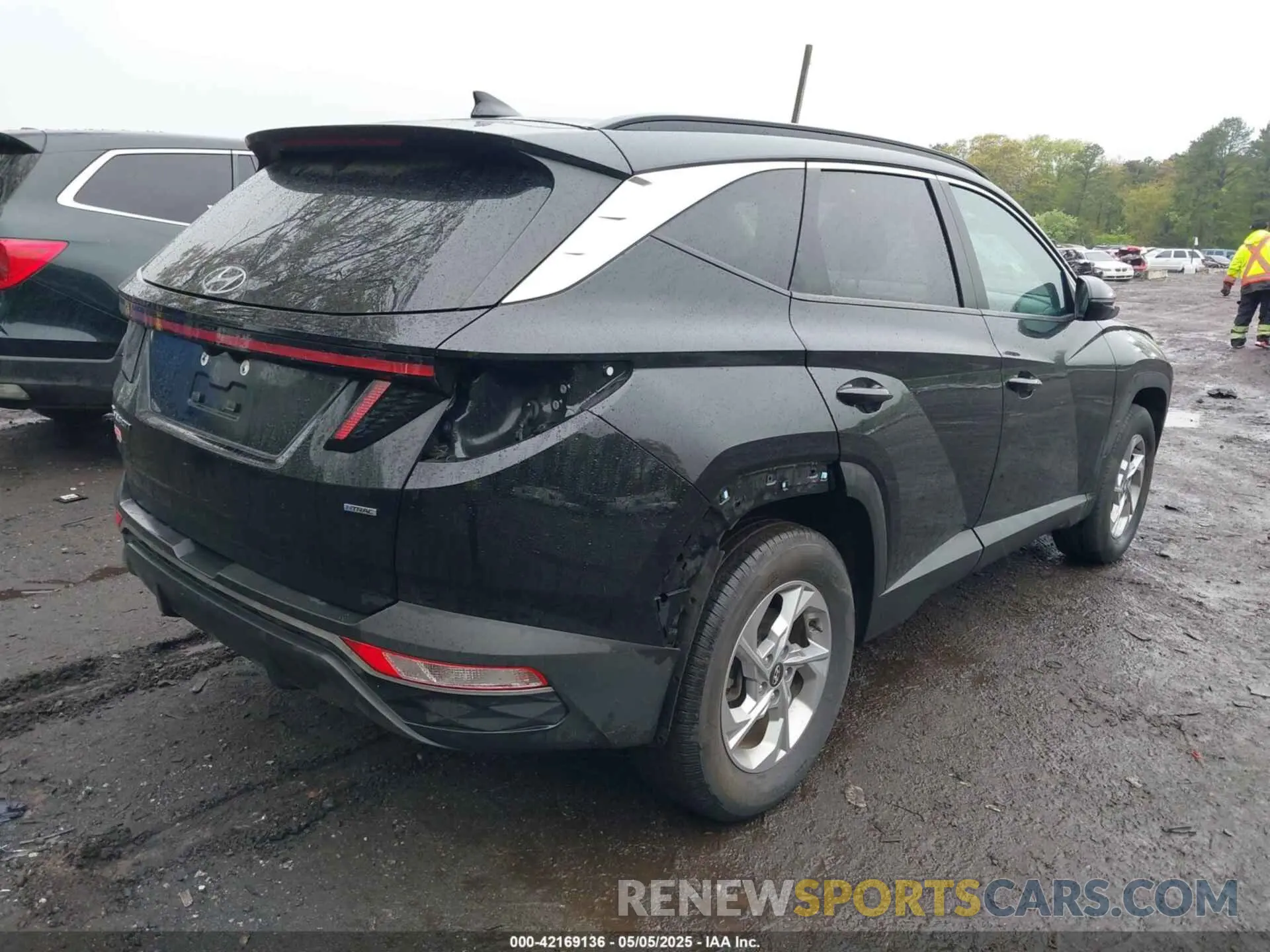 4 Photograph of a damaged car 5NMJBCAE9NH015906 HYUNDAI TUCSON 2022