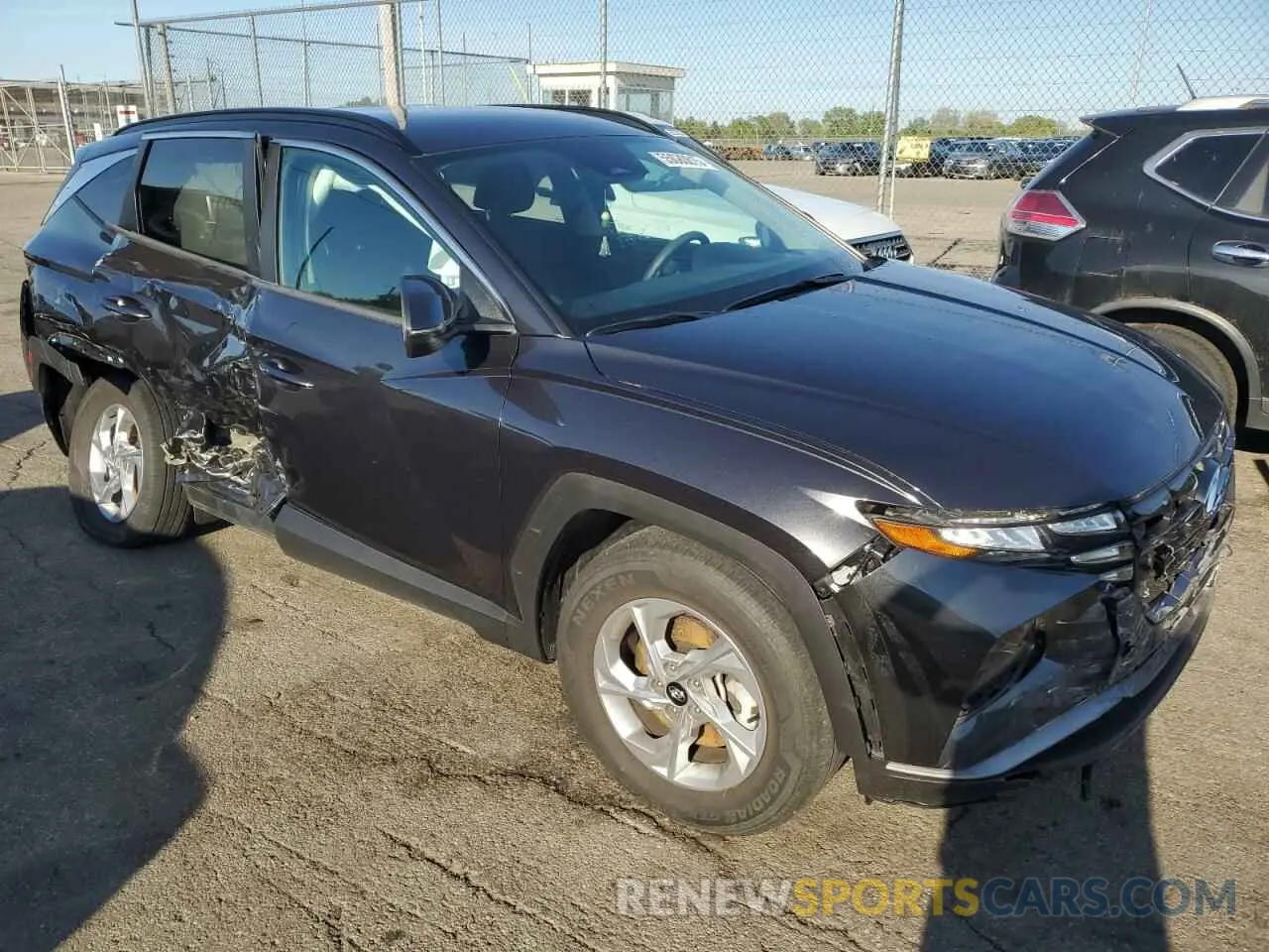 4 Photograph of a damaged car 5NMJBCAEXNH106280 HYUNDAI TUCSON 2022