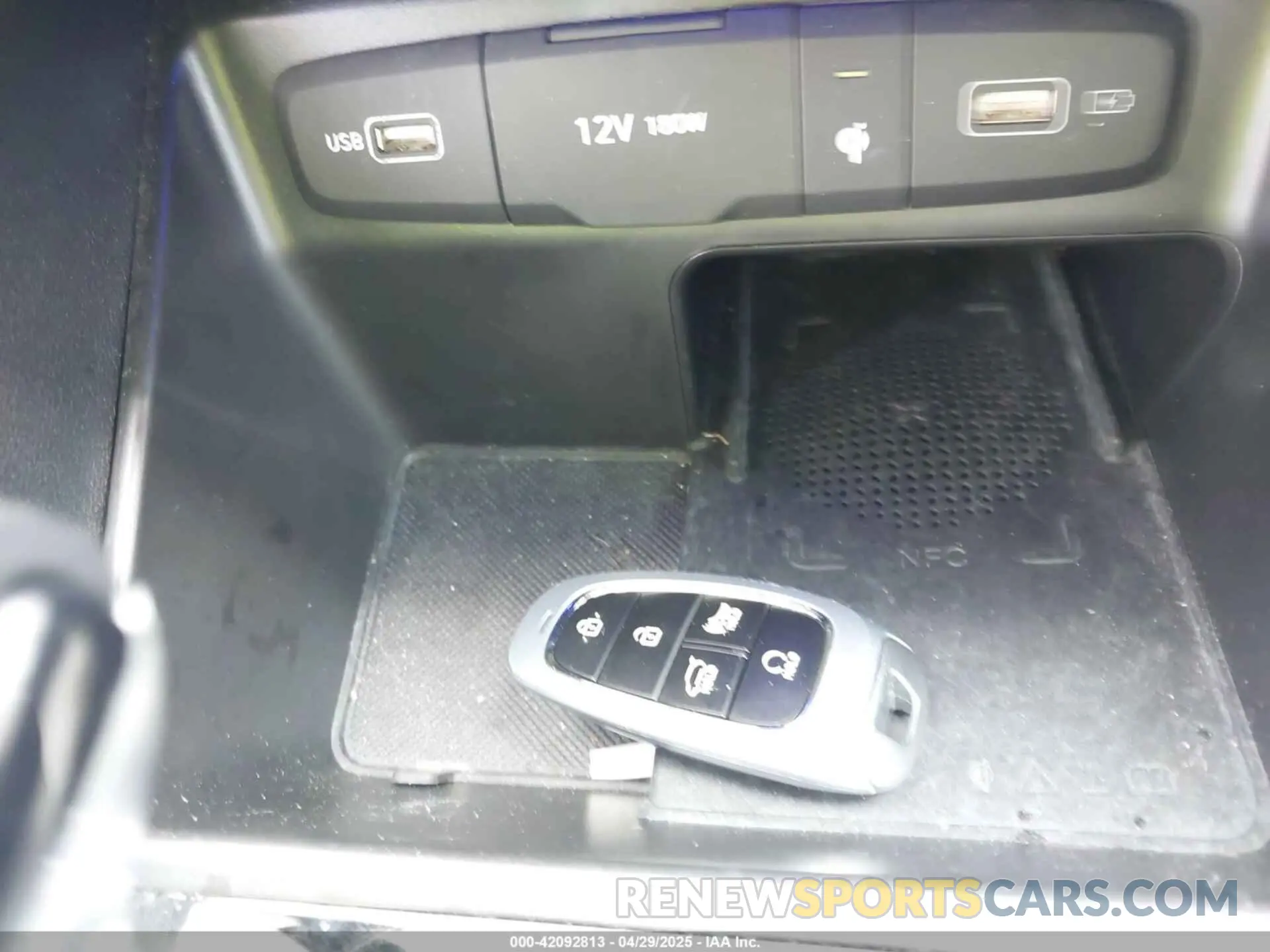 11 Photograph of a damaged car 5NMJC3AE4NH120656 HYUNDAI TUCSON 2022
