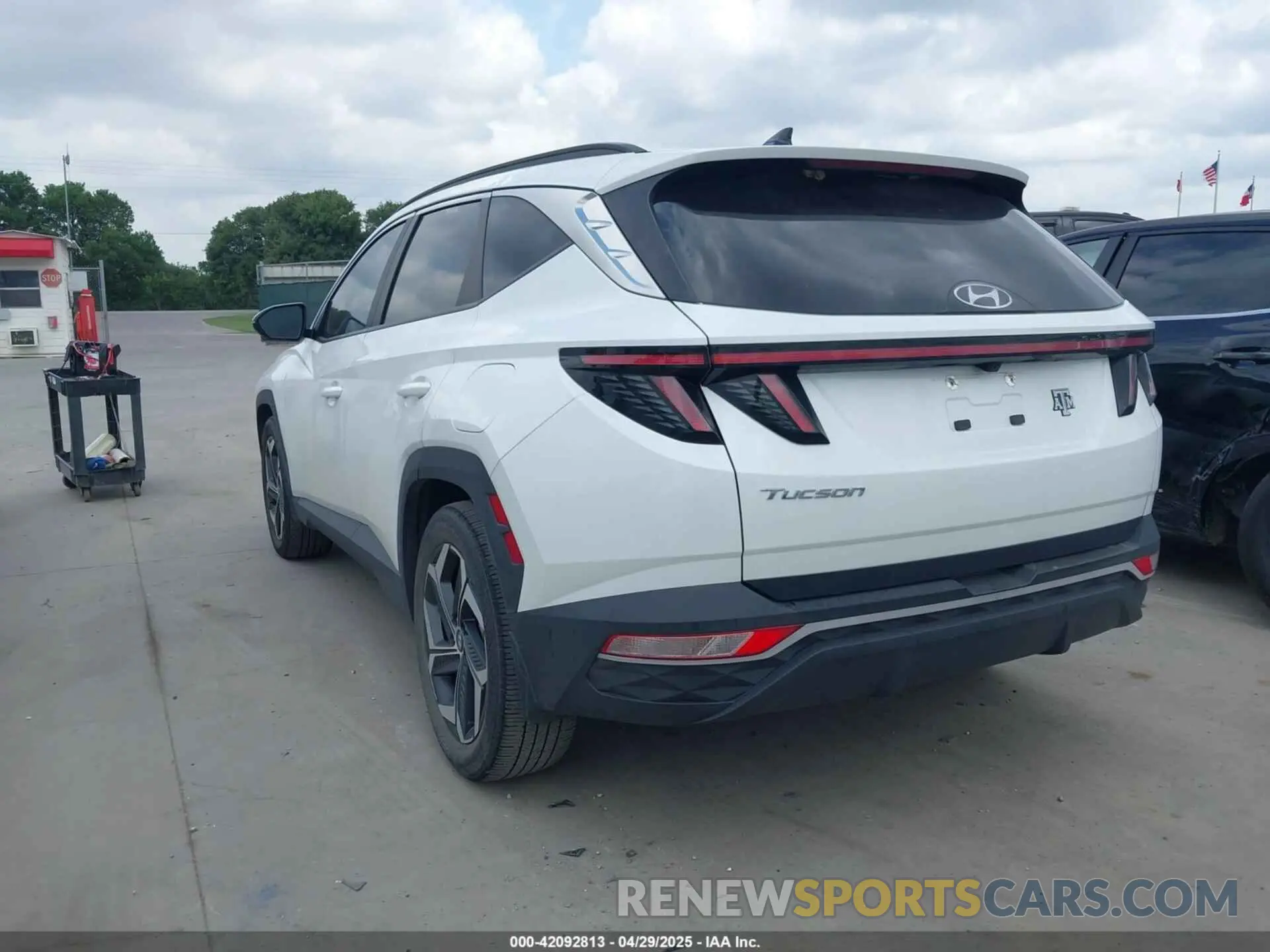 3 Photograph of a damaged car 5NMJC3AE4NH120656 HYUNDAI TUCSON 2022