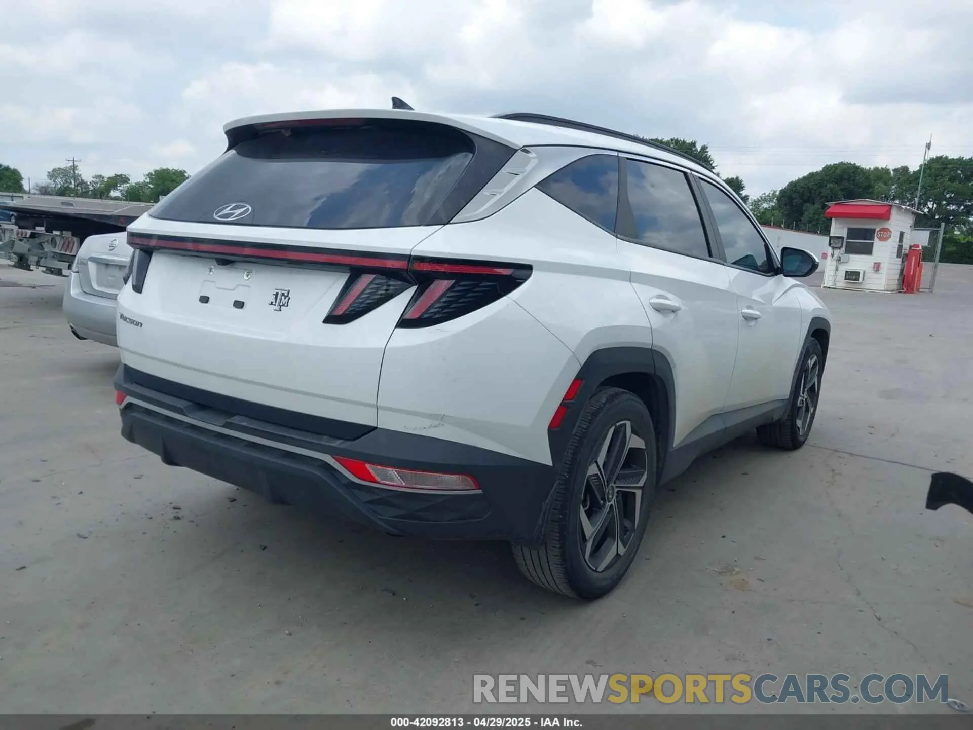 4 Photograph of a damaged car 5NMJC3AE4NH120656 HYUNDAI TUCSON 2022