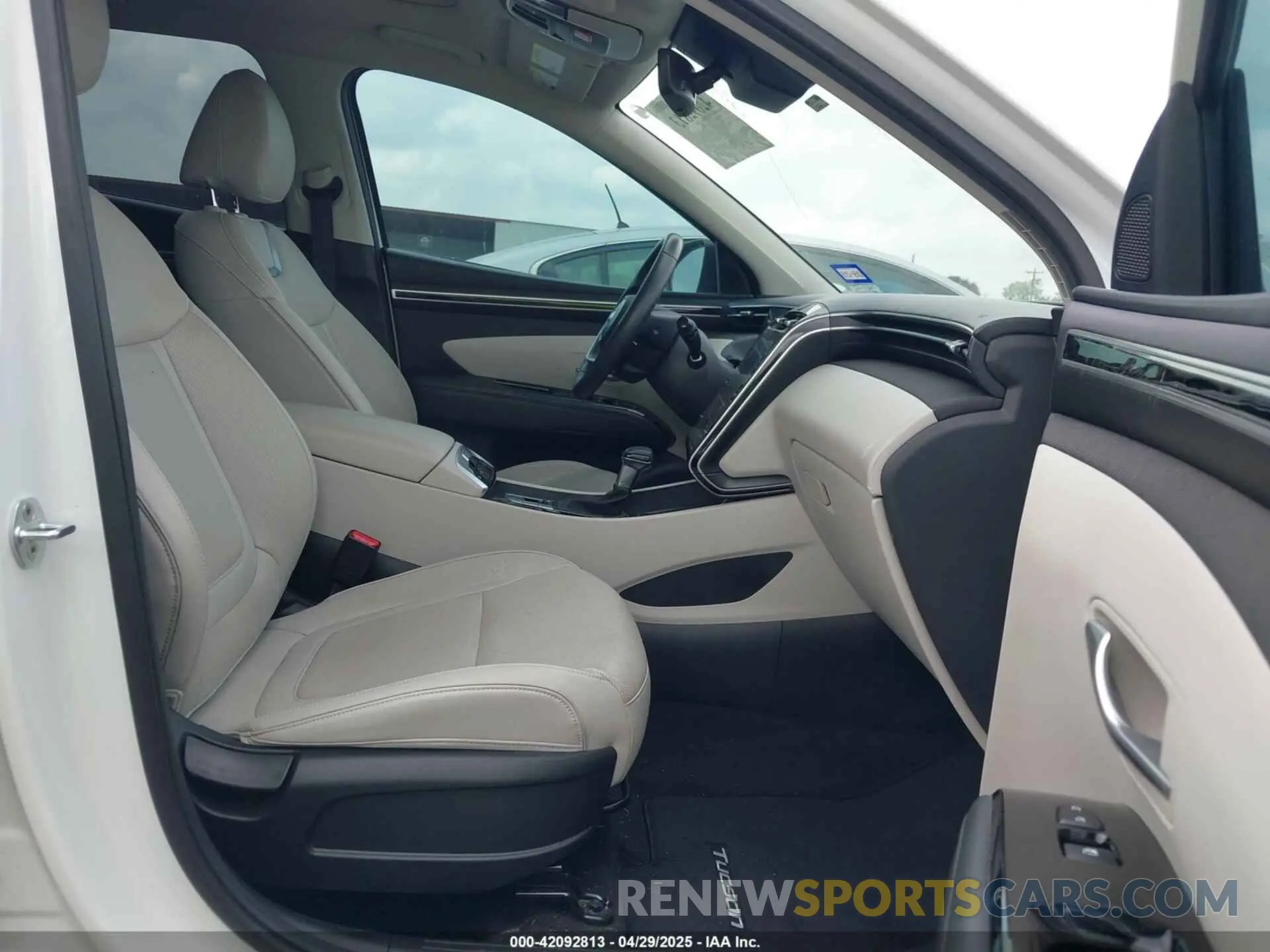 5 Photograph of a damaged car 5NMJC3AE4NH120656 HYUNDAI TUCSON 2022