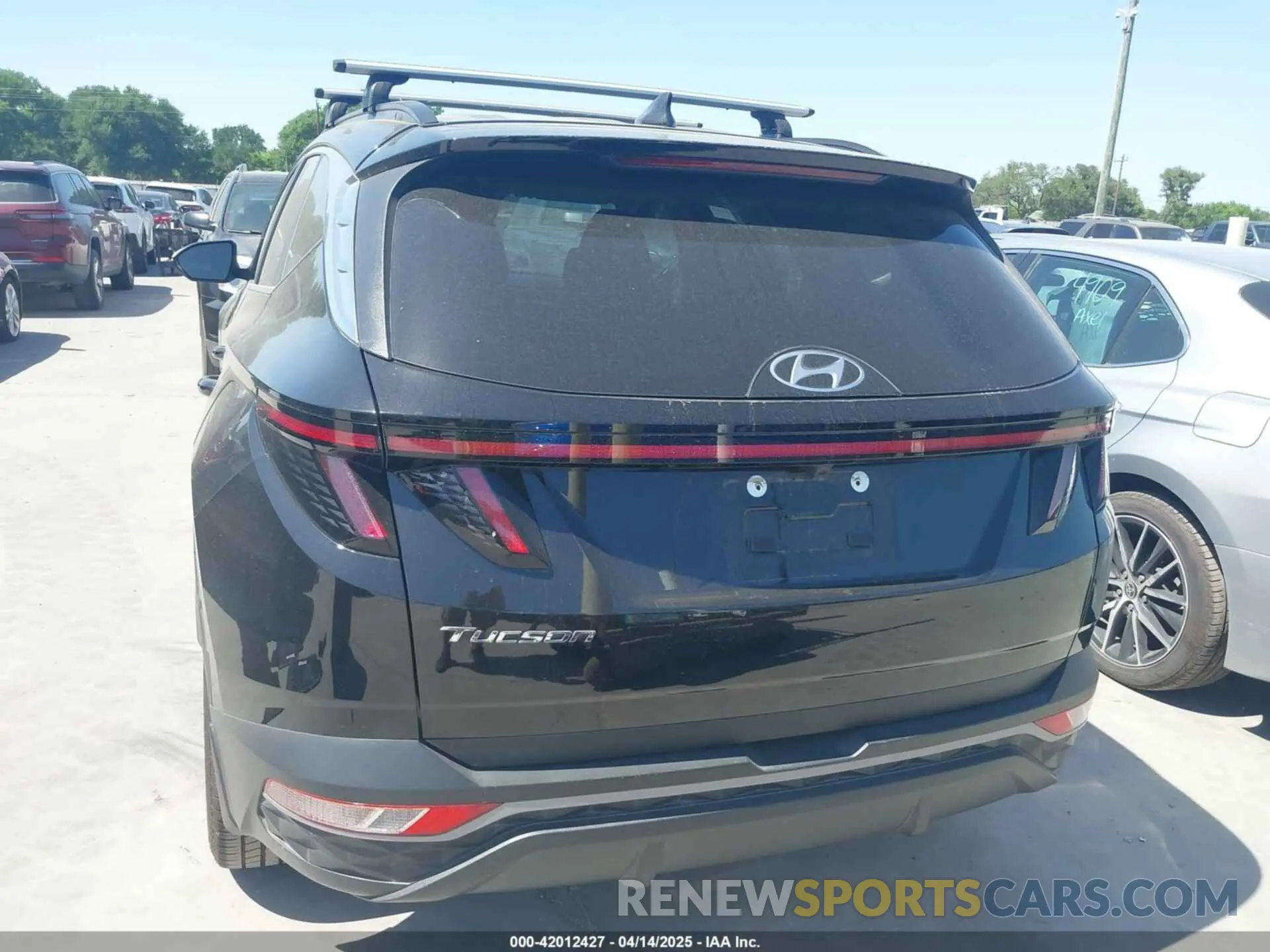 17 Photograph of a damaged car 5NMJC3AE7NH043295 HYUNDAI TUCSON 2022