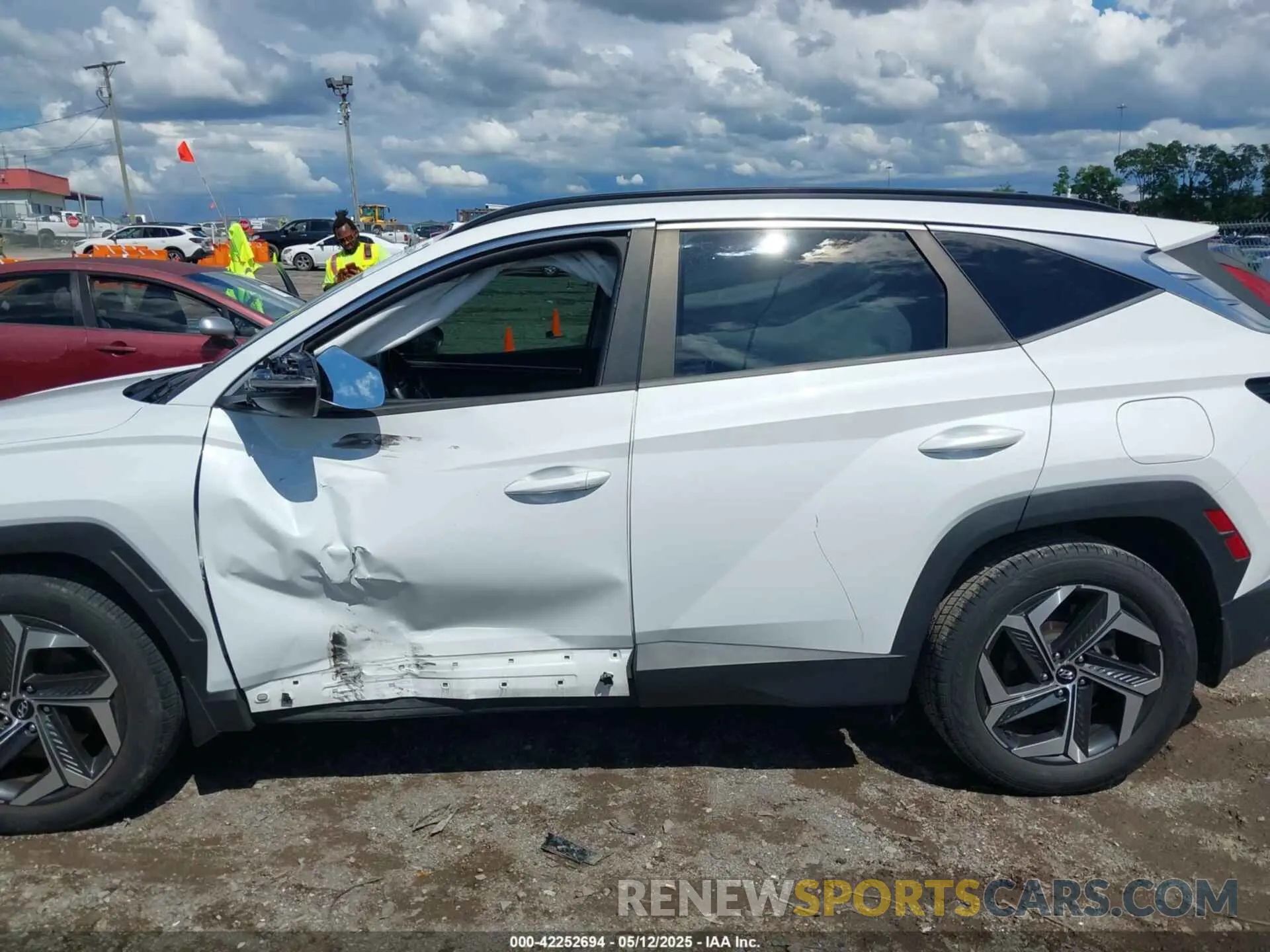 14 Photograph of a damaged car 5NMJC3AE7NH057679 HYUNDAI TUCSON 2022