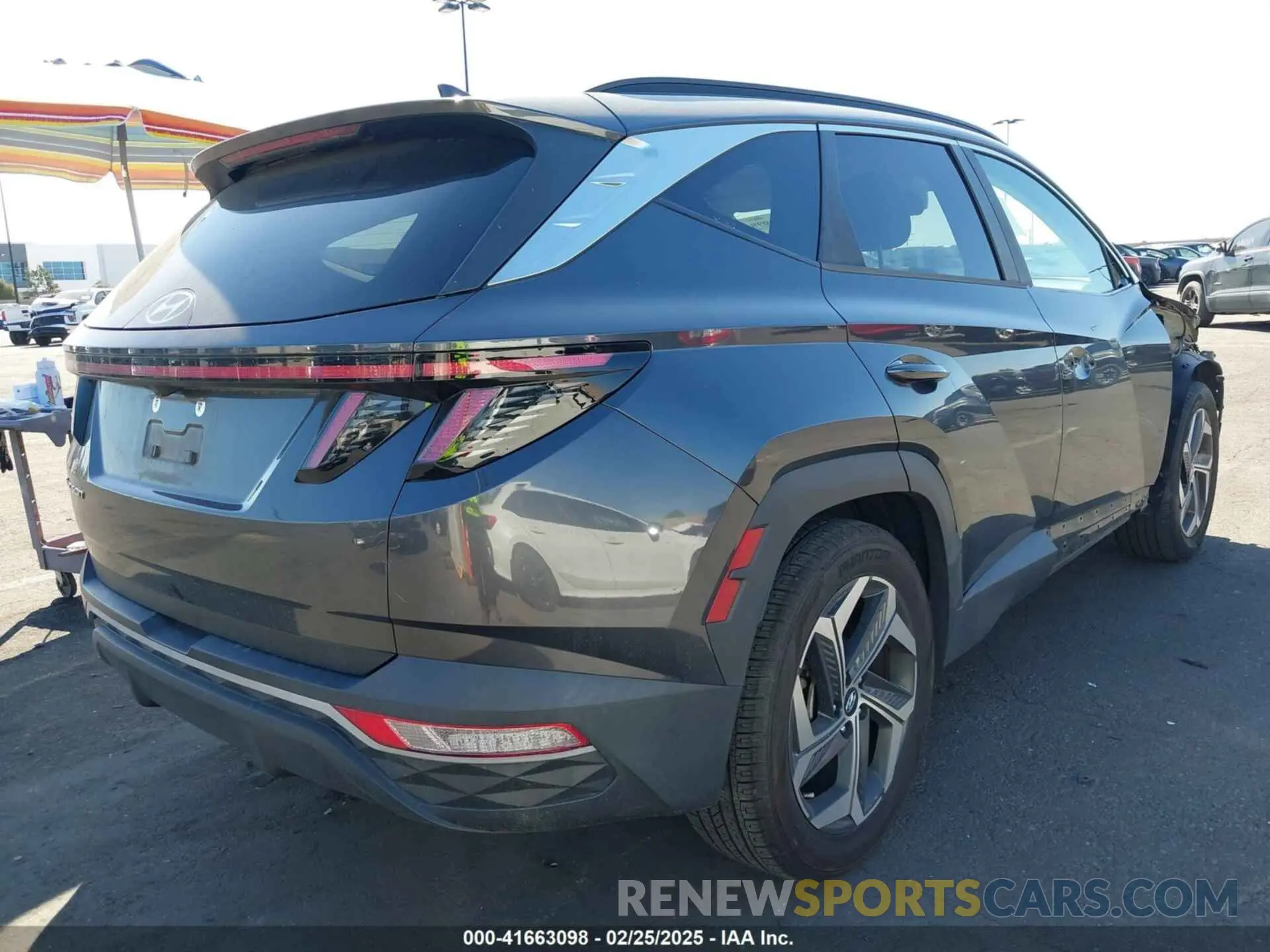 4 Photograph of a damaged car 5NMJC3AE9NH009570 HYUNDAI TUCSON 2022