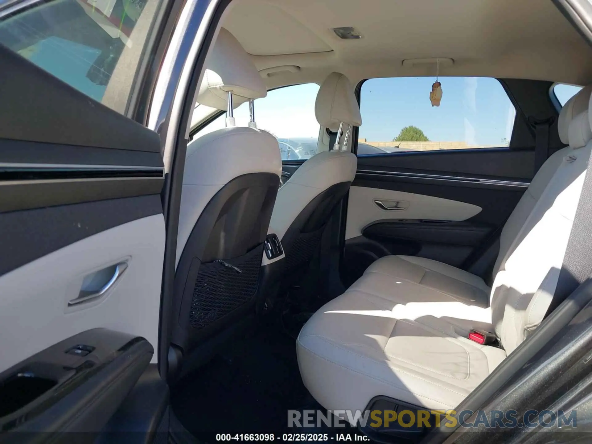 8 Photograph of a damaged car 5NMJC3AE9NH009570 HYUNDAI TUCSON 2022