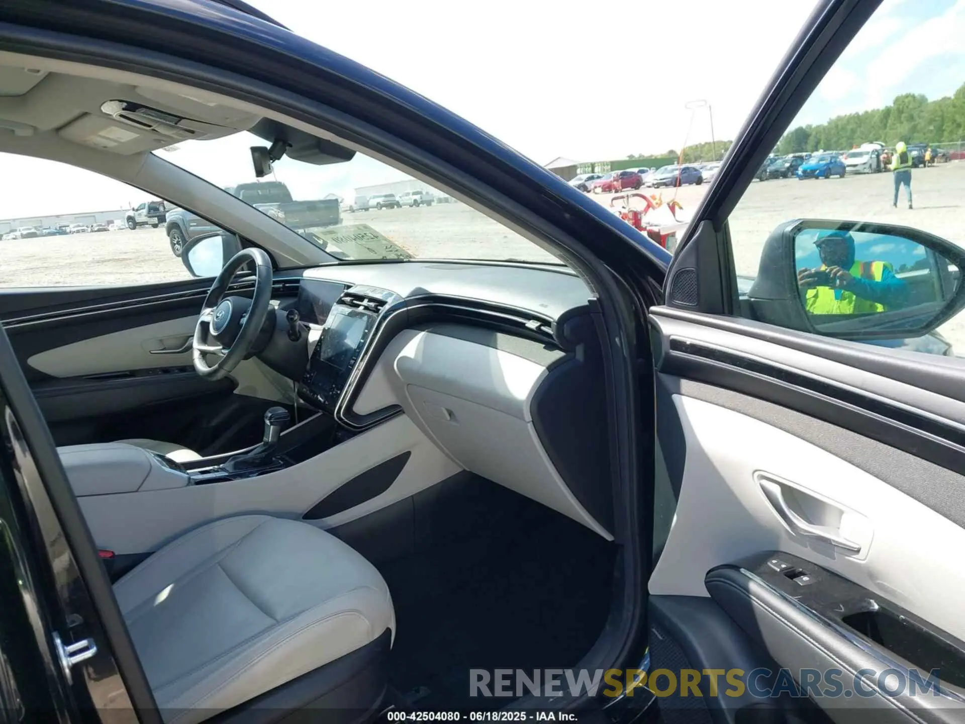 5 Photograph of a damaged car 5NMJC3AE9NH065265 HYUNDAI TUCSON 2022