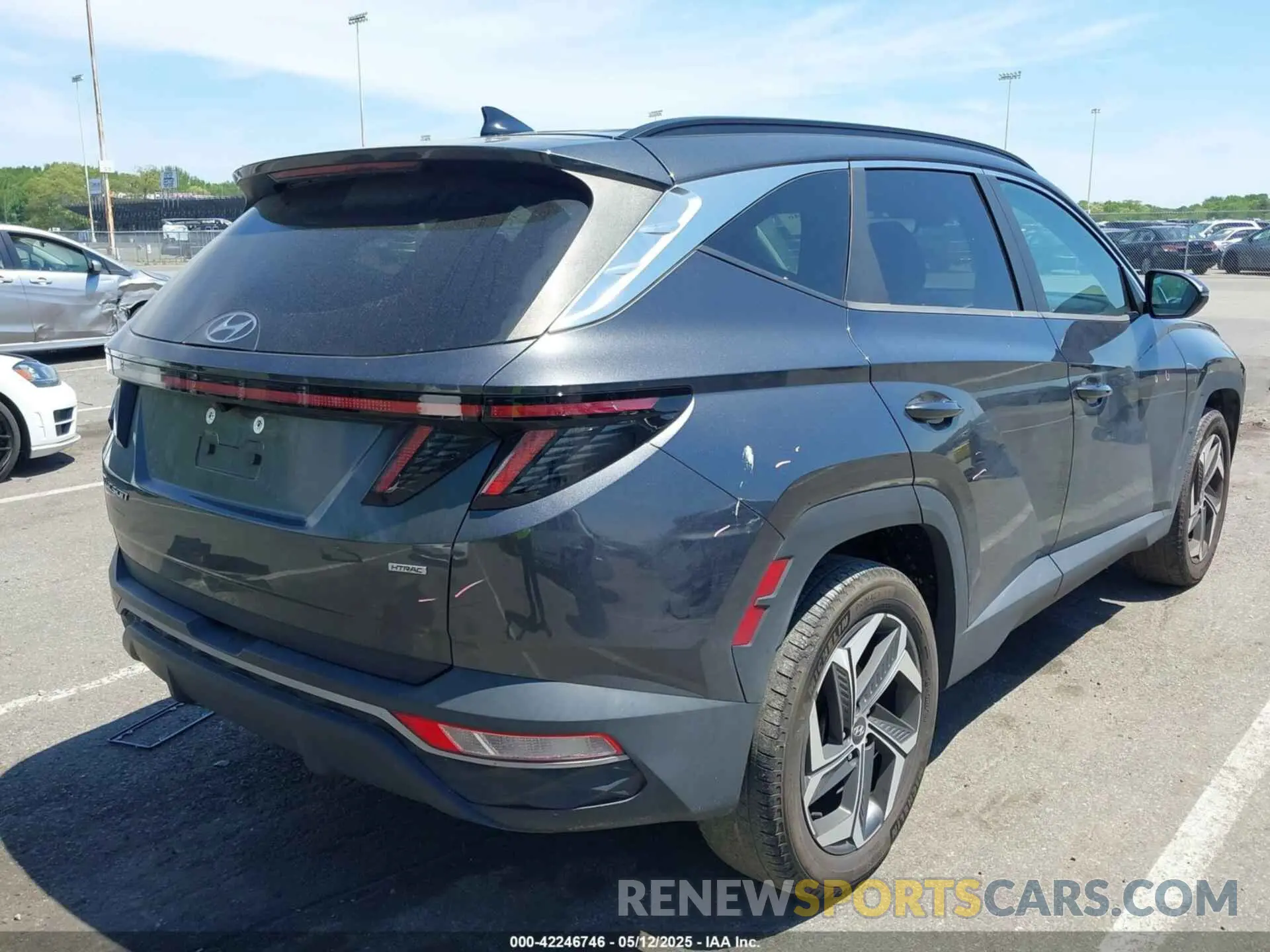 4 Photograph of a damaged car 5NMJCCAE1NH017789 HYUNDAI TUCSON 2022