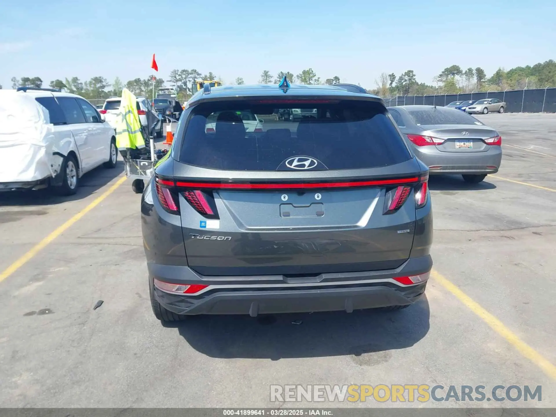 17 Photograph of a damaged car 5NMJCCAE4NH096813 HYUNDAI TUCSON 2022