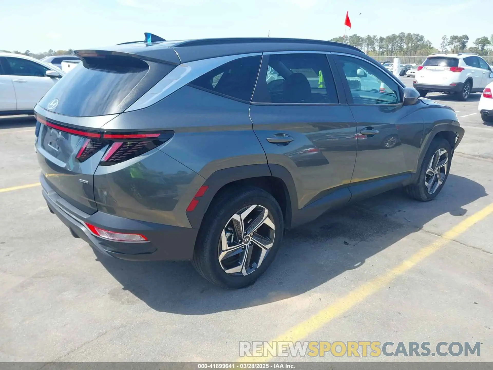 4 Photograph of a damaged car 5NMJCCAE4NH096813 HYUNDAI TUCSON 2022