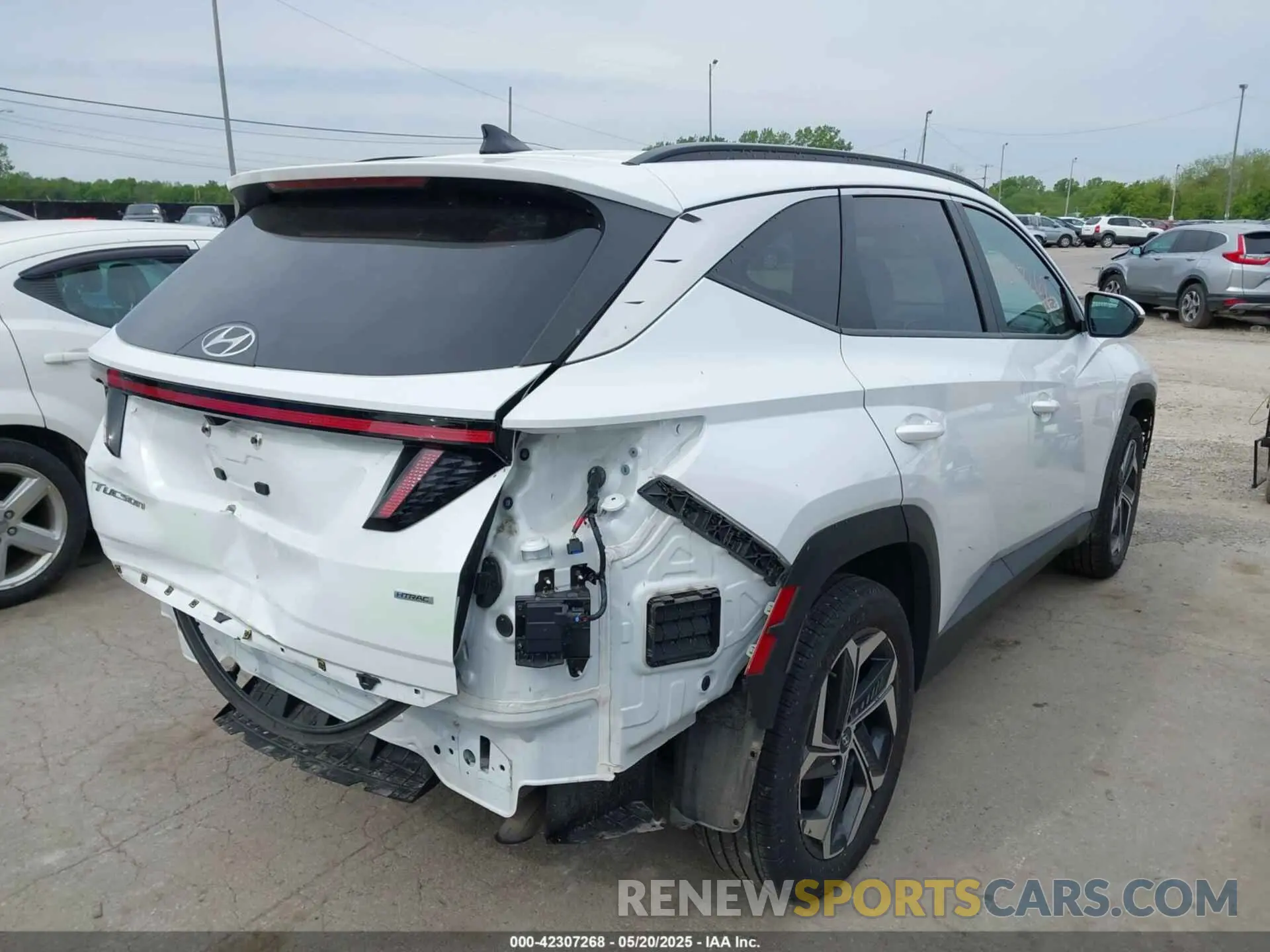 4 Photograph of a damaged car 5NMJCCAE7NH152033 HYUNDAI TUCSON 2022