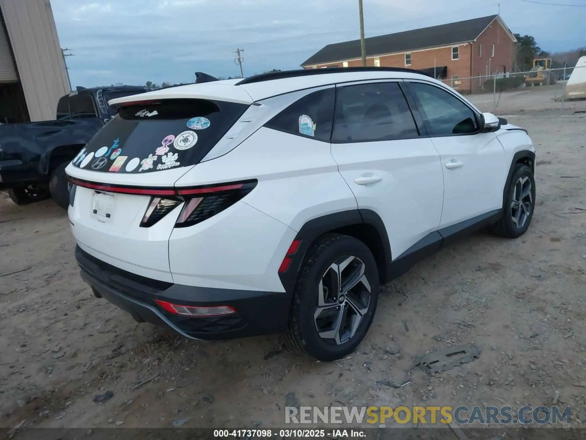 4 Photograph of a damaged car 5NMJE3AE1NH133360 HYUNDAI TUCSON 2022