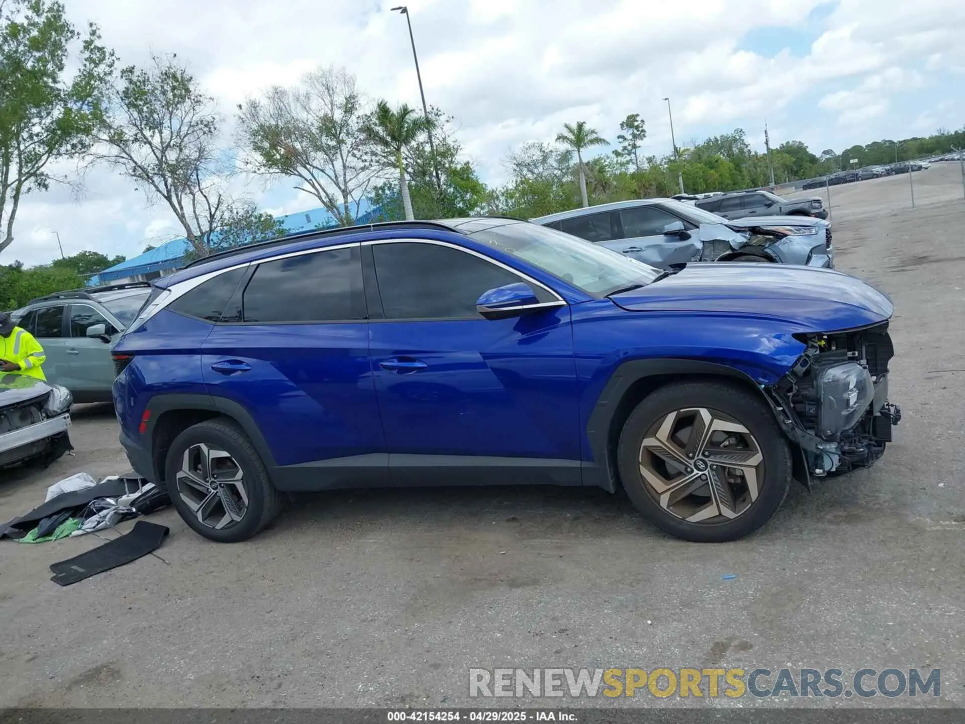 13 Photograph of a damaged car 5NMJE3AE1NH133973 HYUNDAI TUCSON 2022