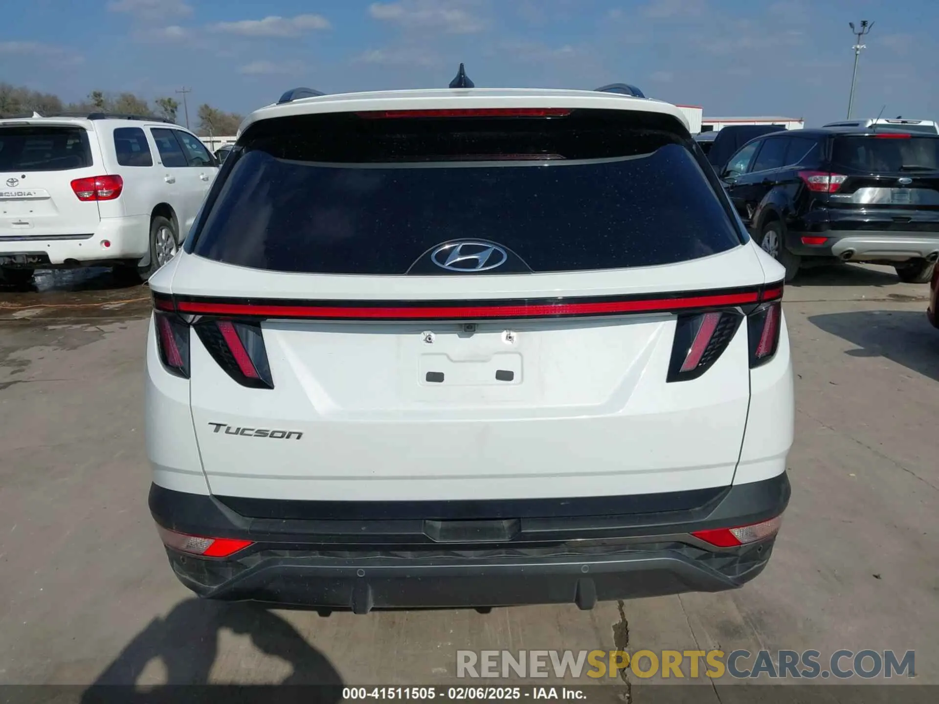 17 Photograph of a damaged car 5NMJE3AE5NH140327 HYUNDAI TUCSON 2022