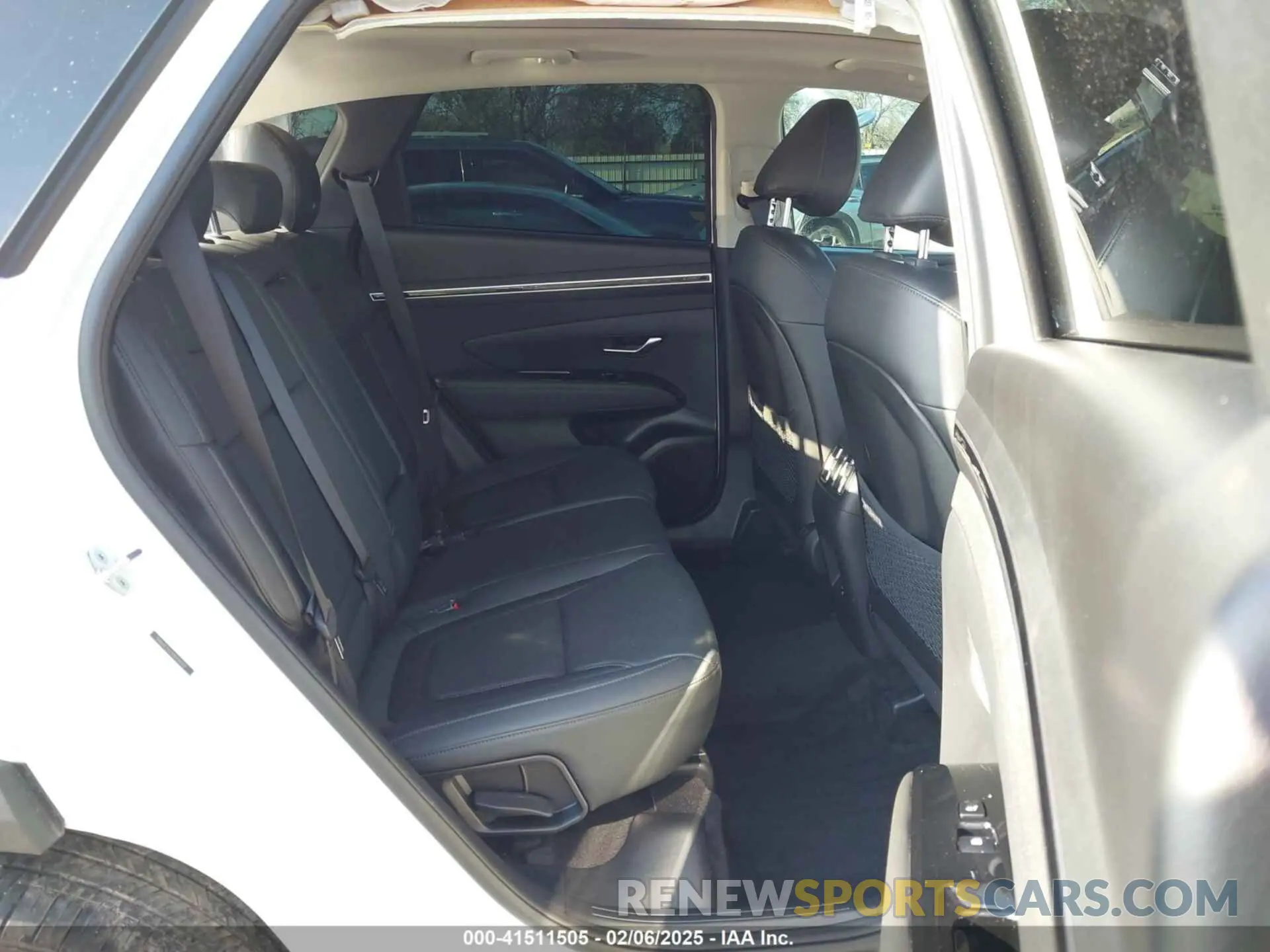 8 Photograph of a damaged car 5NMJE3AE5NH140327 HYUNDAI TUCSON 2022