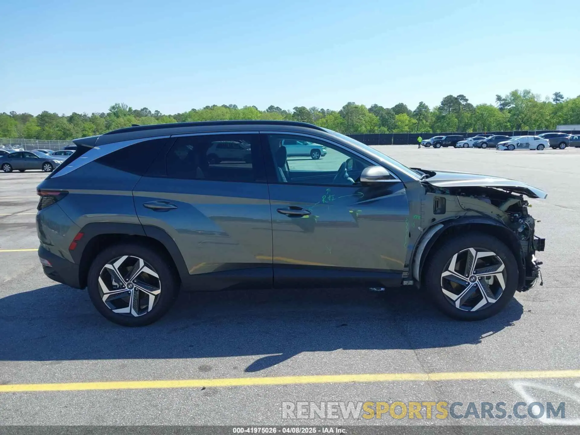 13 Photograph of a damaged car 5NMJE3AE5NH140442 HYUNDAI TUCSON 2022